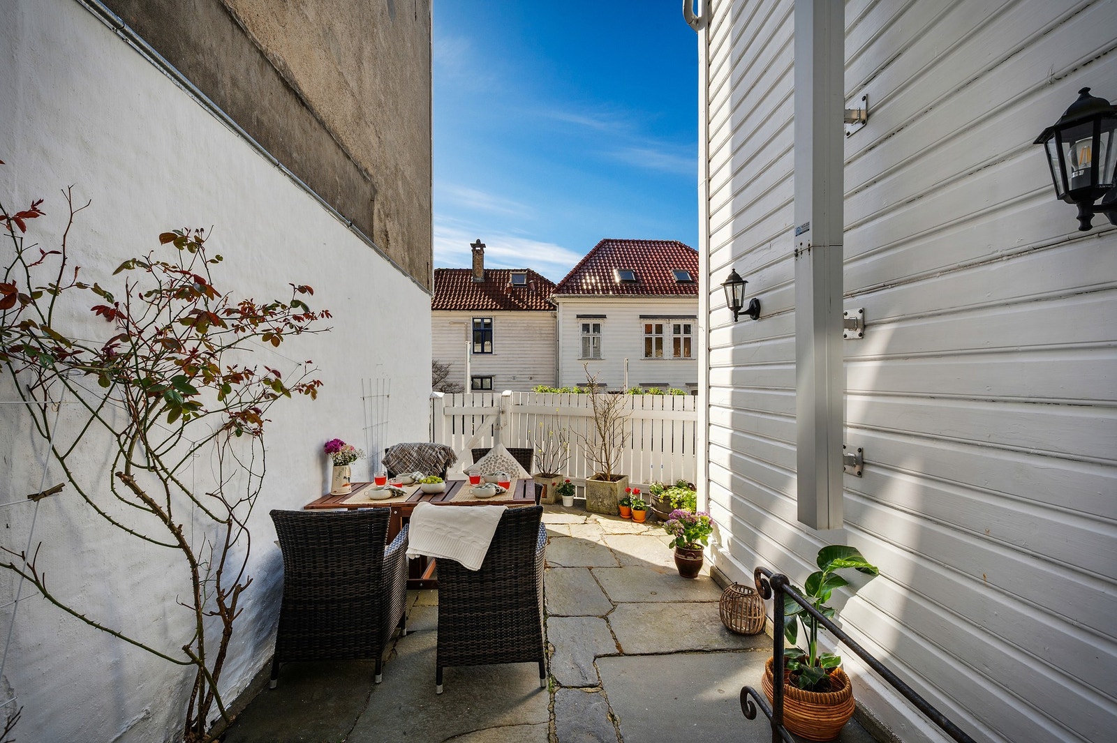 Koselig bakhage med plass til spisebord Galleribilde
