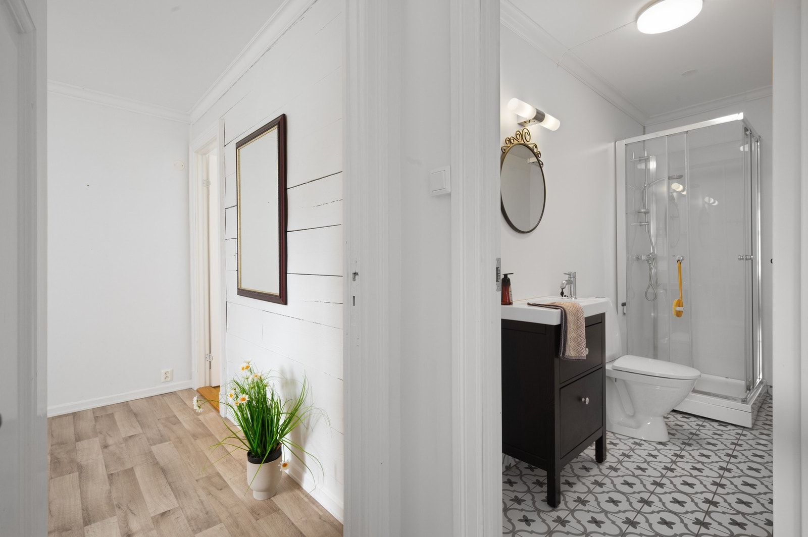 Badet i leiligheten er fra 2016 Galleribilde