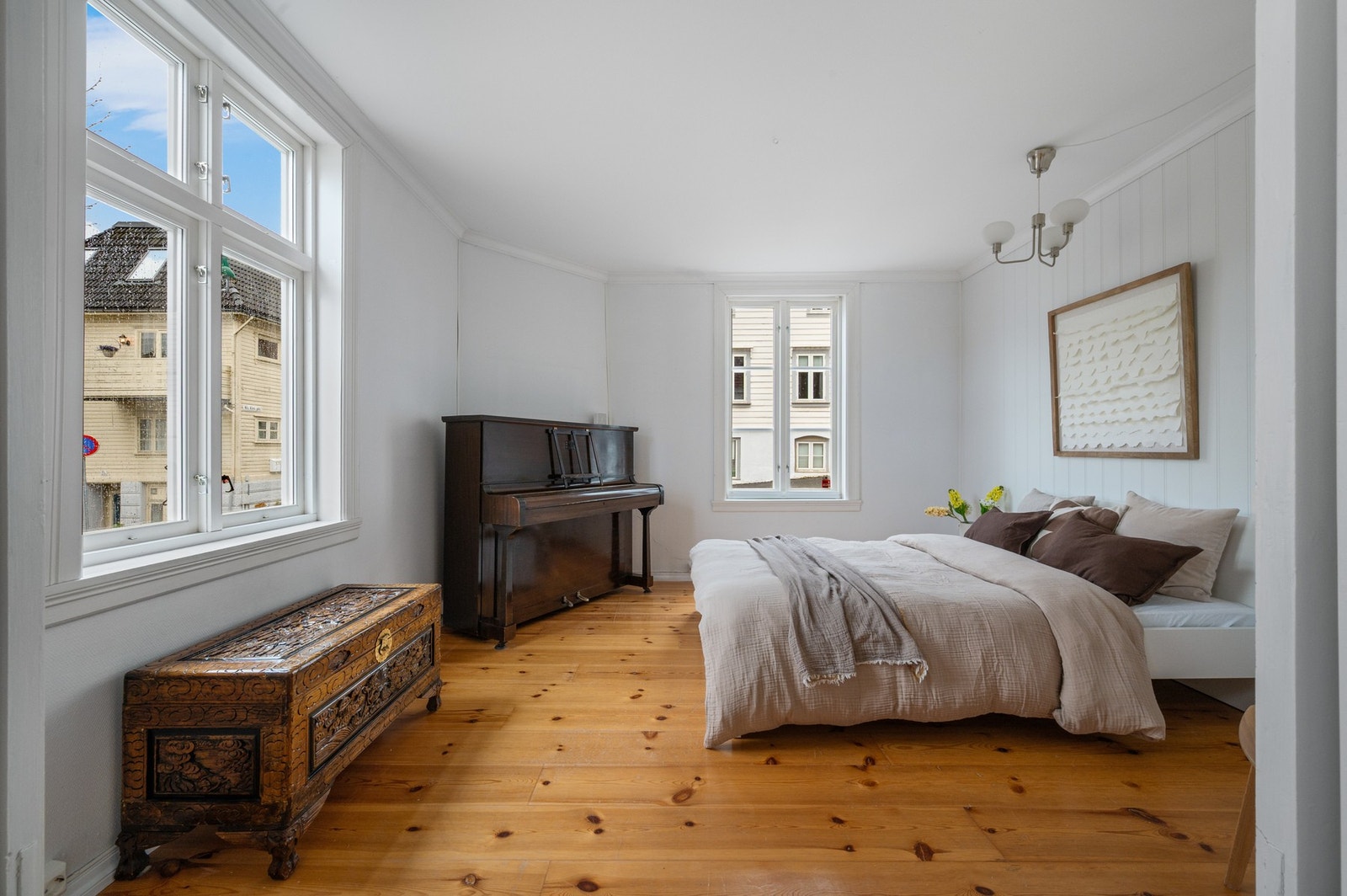 Romslig soverom med god oppbevaringsplass Galleribilde