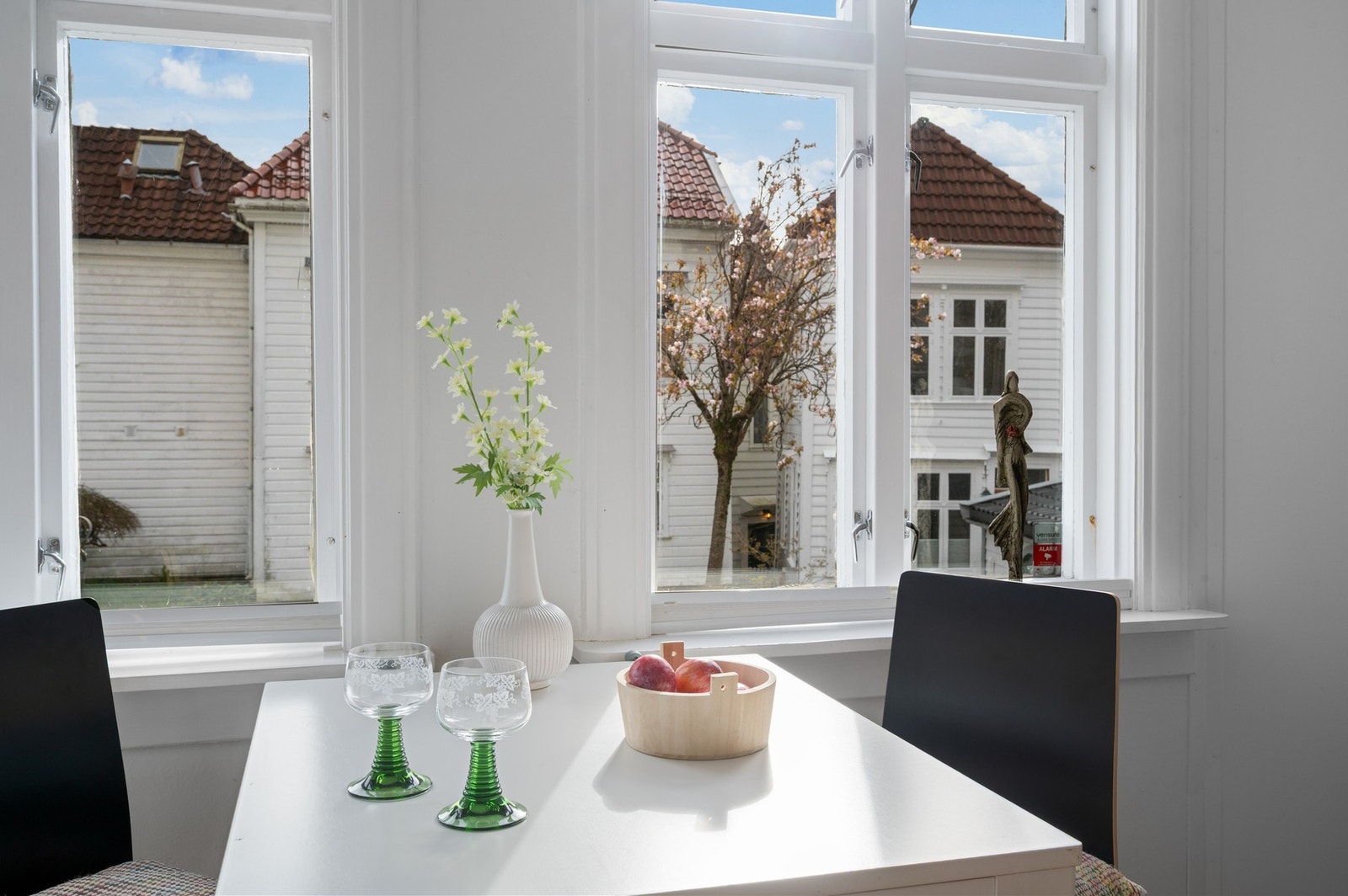 Koselig spiseplass ved vinduene Galleribilde