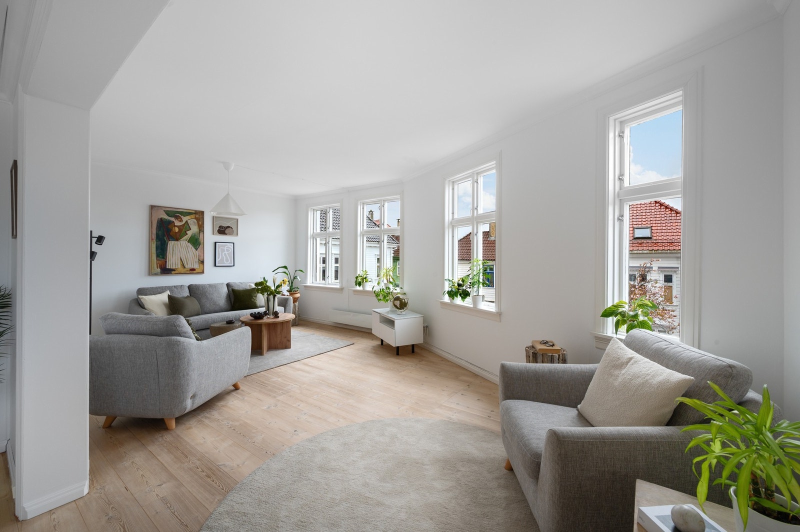 Romslig stue med to gode soner Galleribilde