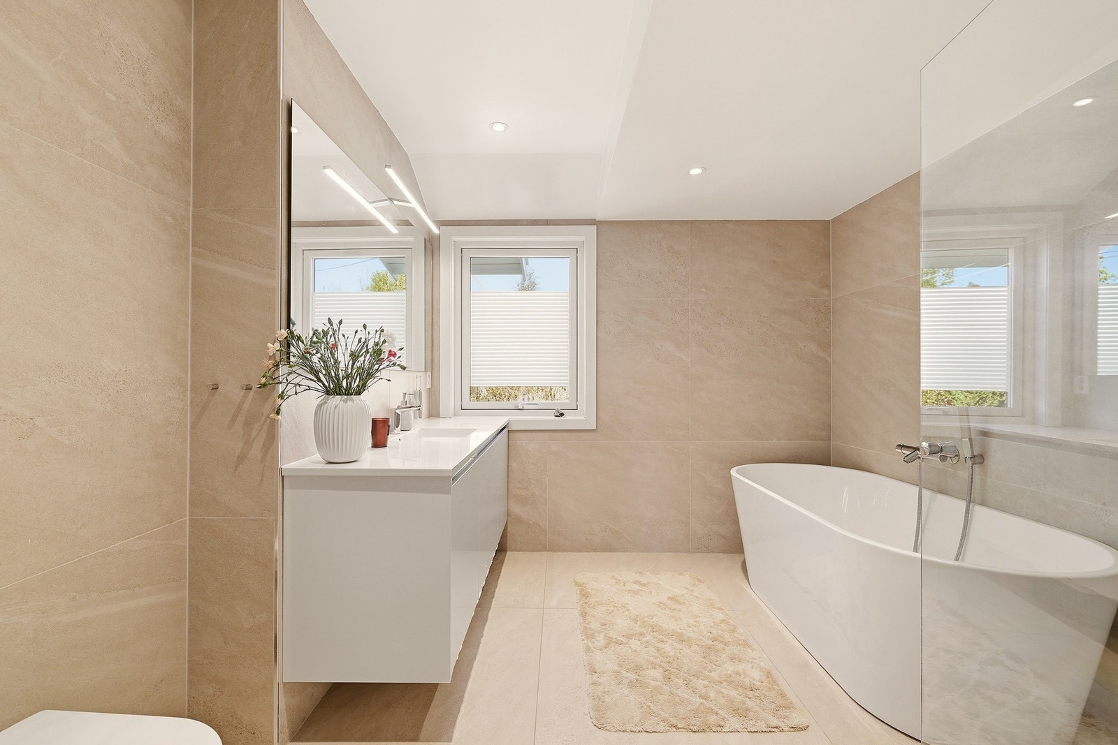 Badet er oppgradert med moderne innredning og flislagte overflater. Galleribilde