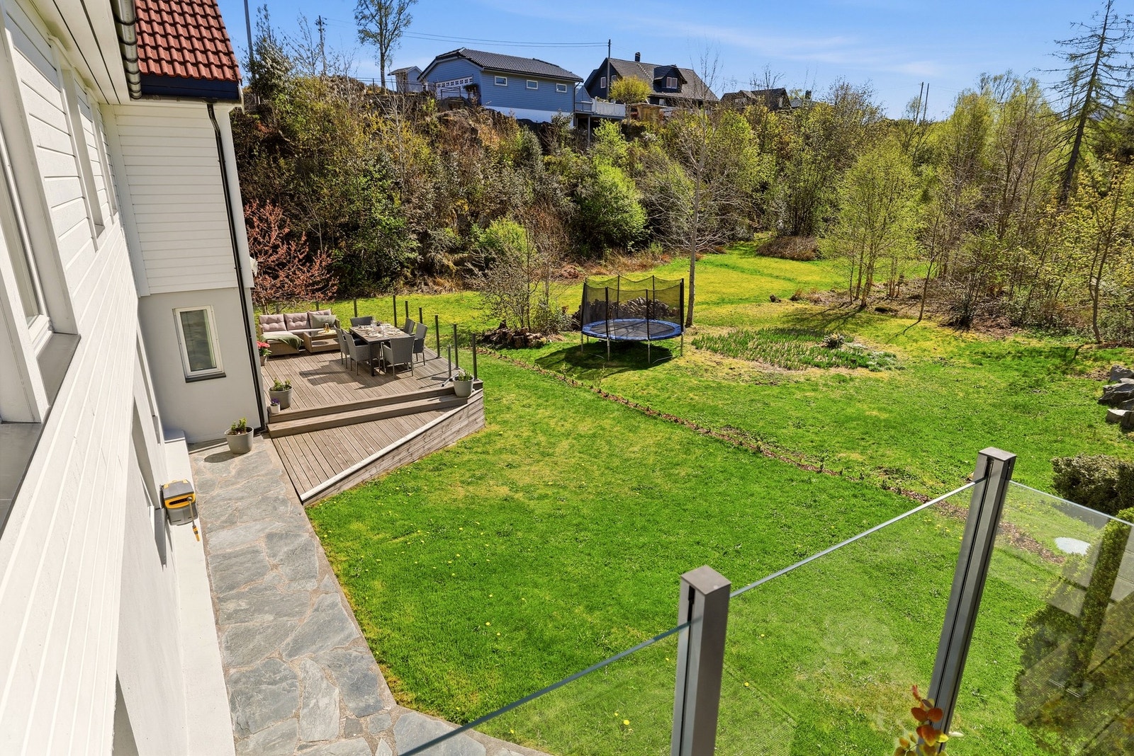Opparbeidet uteområde med plen og gode soner for både lek og avslapning. Galleribilde