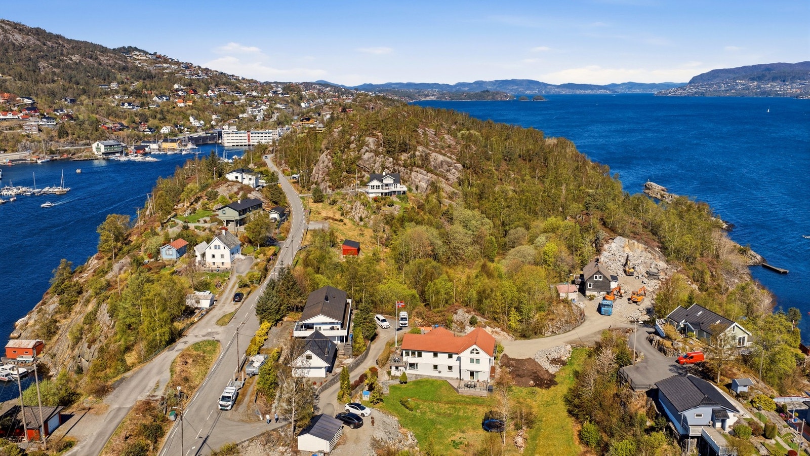 Fra eiendommen er det kort vei til sjø hvor offentlig badeplass kun er ca. 5 minutters gange. Galleribilde