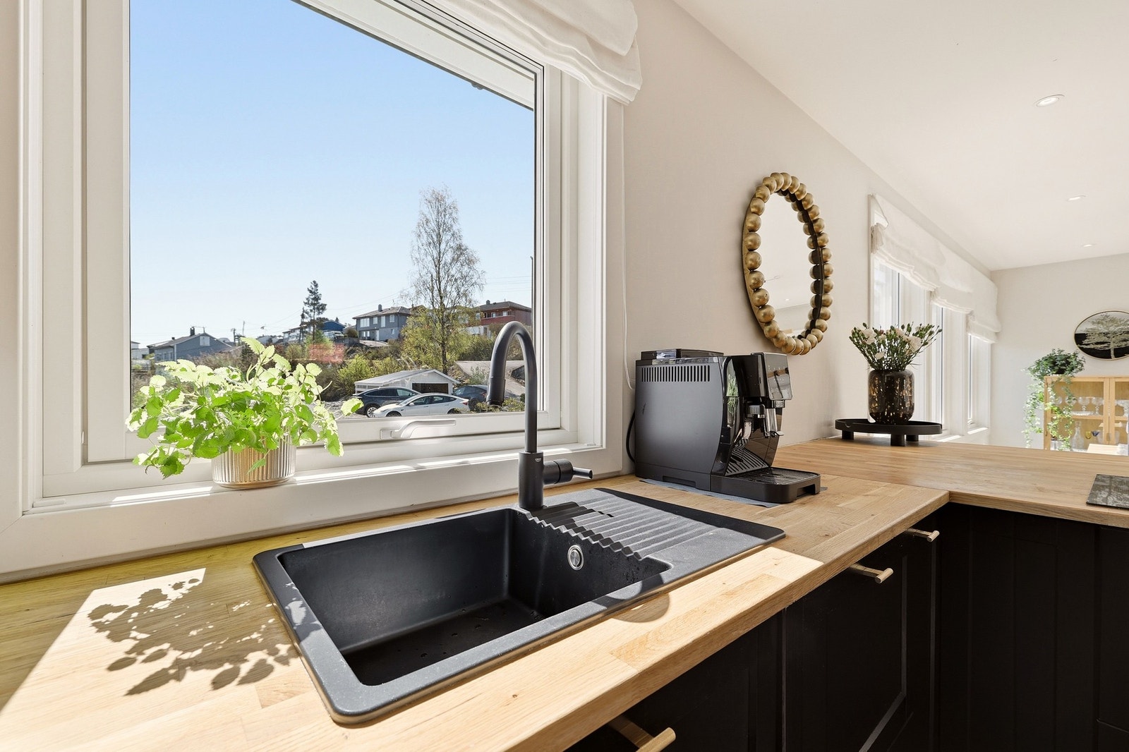 Rommet oppleves lyst og innbydende med store vindusflater og gode lysforhold. Galleribilde