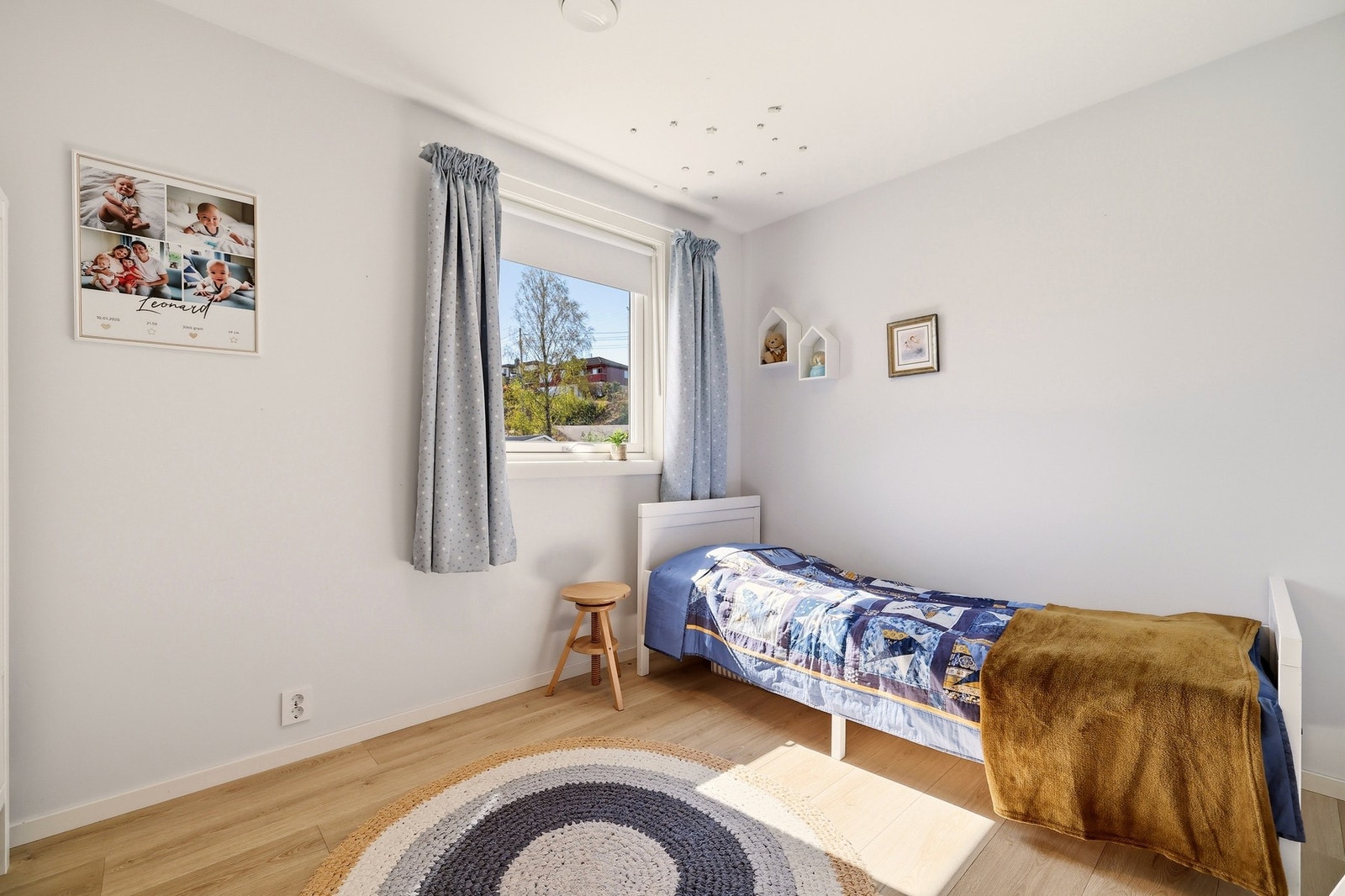Soverom med hyggelig lysinnslipp og fleksible innredningsmuligheter. Galleribilde