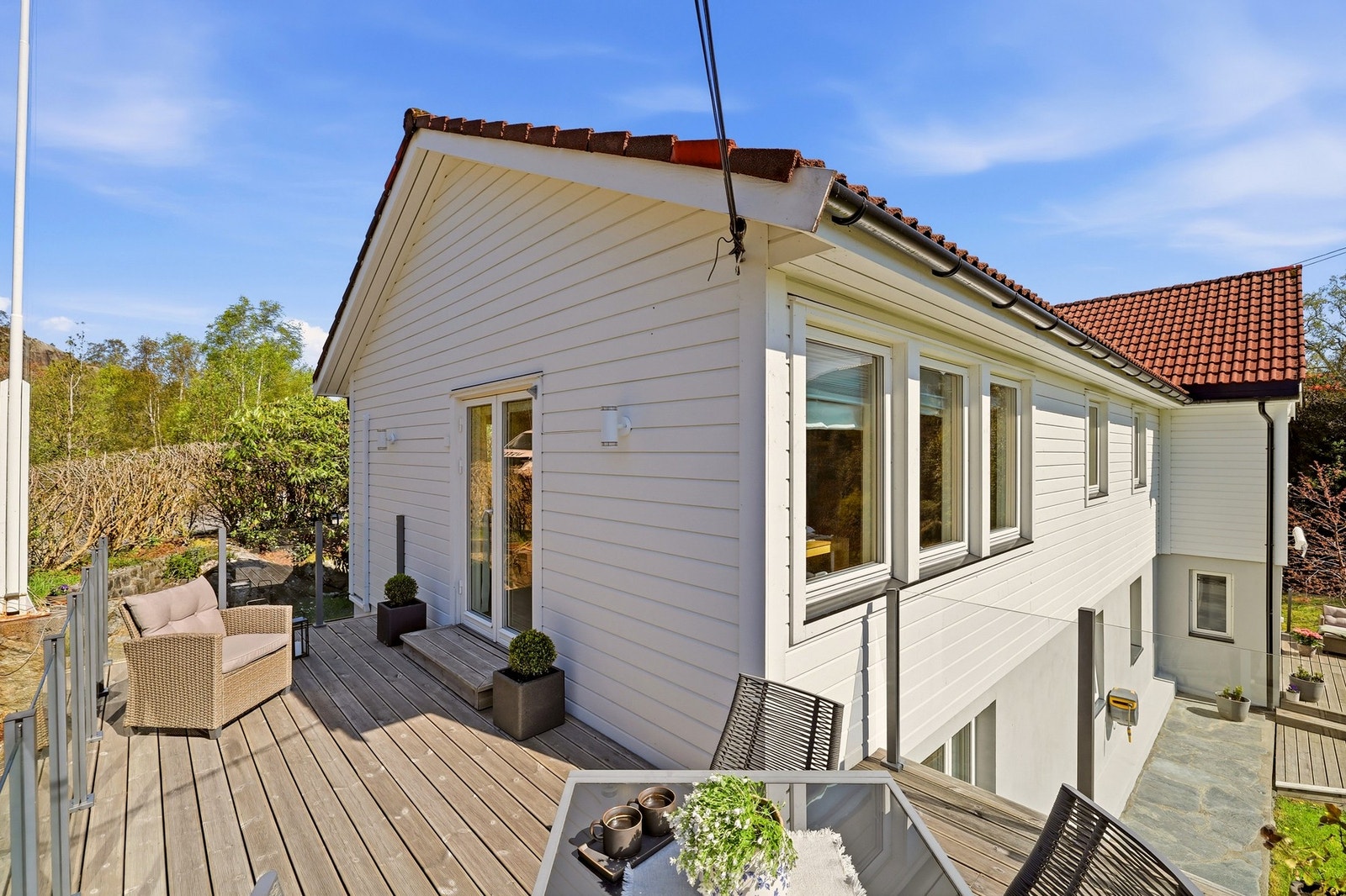 Fra oppholdsrommene er det direkte utgang til terrasse og uteområde. Galleribilde