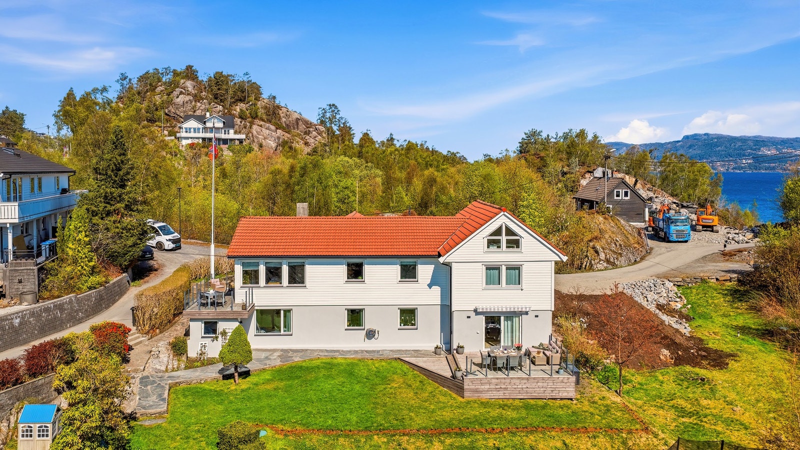 Boligen fremstår innholdsrik og godt vedlikeholdt med moderne uttrykk. Galleribilde