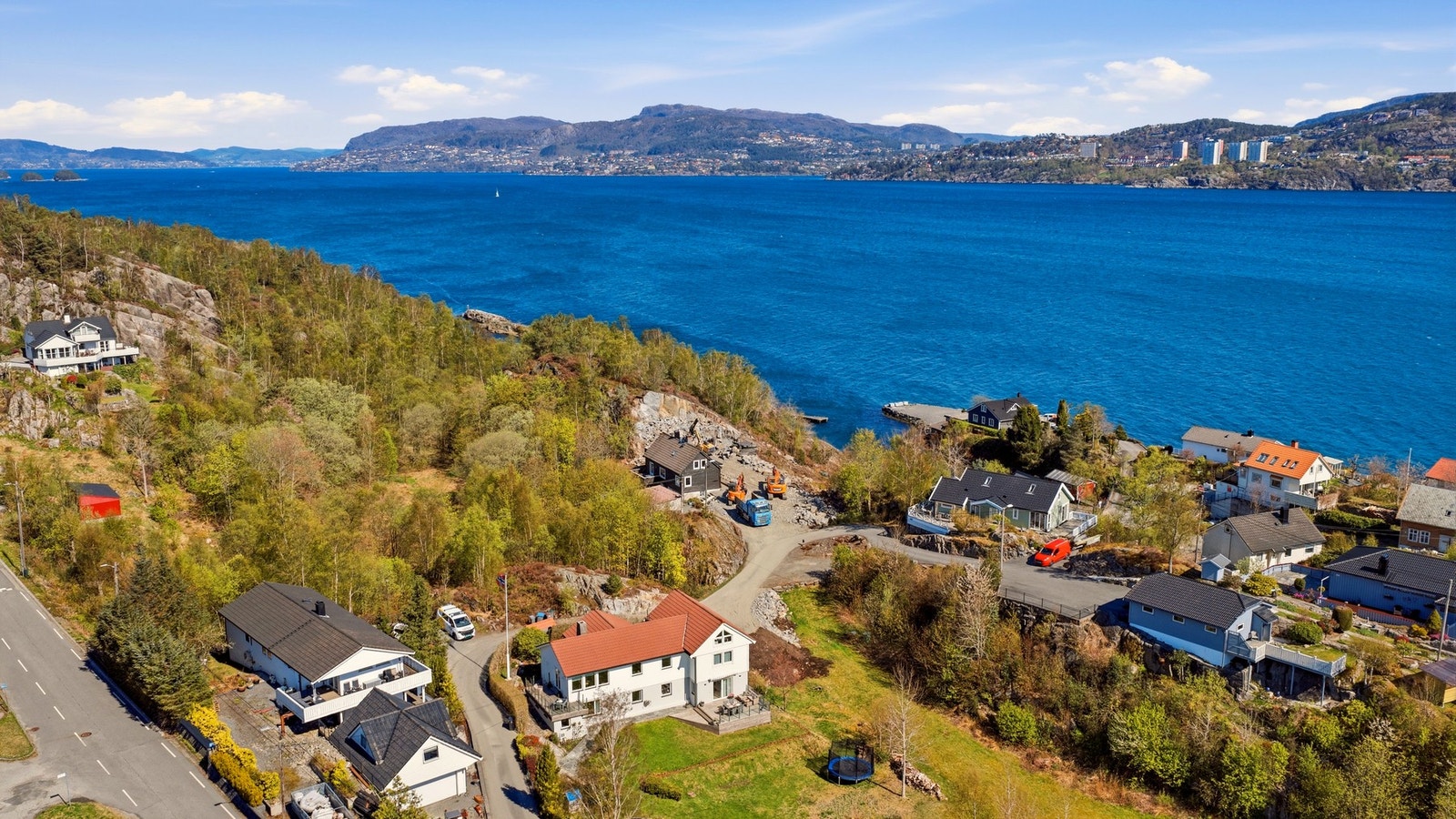 Oversiktsbilde som viser boligens plassering i et etablert og hyggelig boligområde. Galleribilde