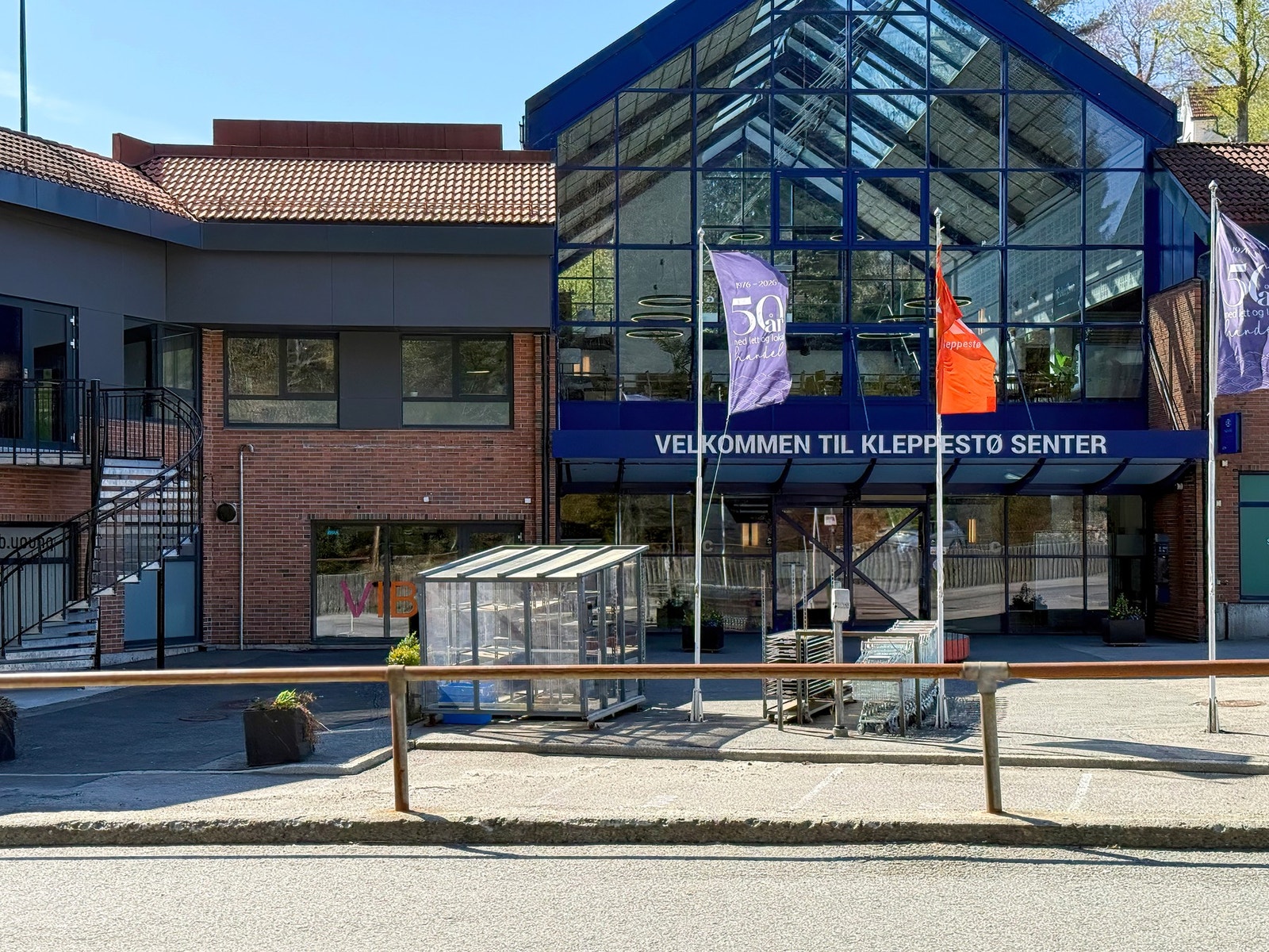 Kjøpesenter og servicetilbud ligger lett tilgjengelig fra eiendommen. Galleribilde