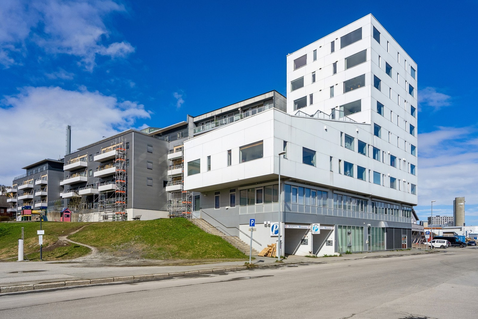 Offentlig parkering rett på utsiden av bygget. Galleribilde