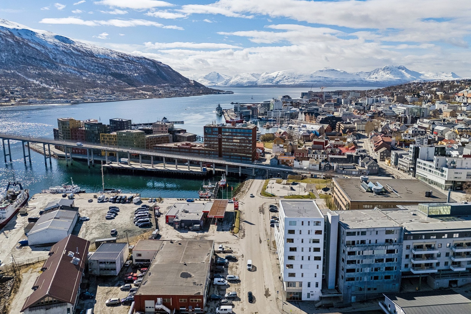 Her bor du med umiddelbar nærhet til byens fasiliteter, inkludert butikker, serveringssteder, kulturtilbud og gode kollektivforbindelser. Galleribilde