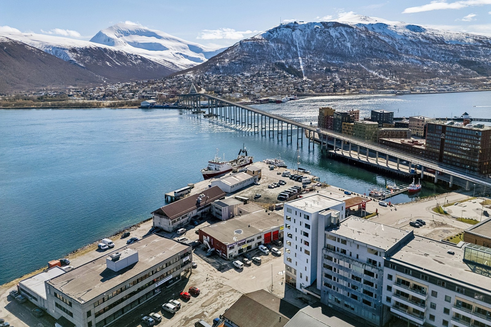 Her vil du bo med en svært attraktiv og sentral beliggenhet på nordspissen av Tromsø, med kort gangavstand til sentrum og ikke minst den nye bydelen - Vervet. Galleribilde