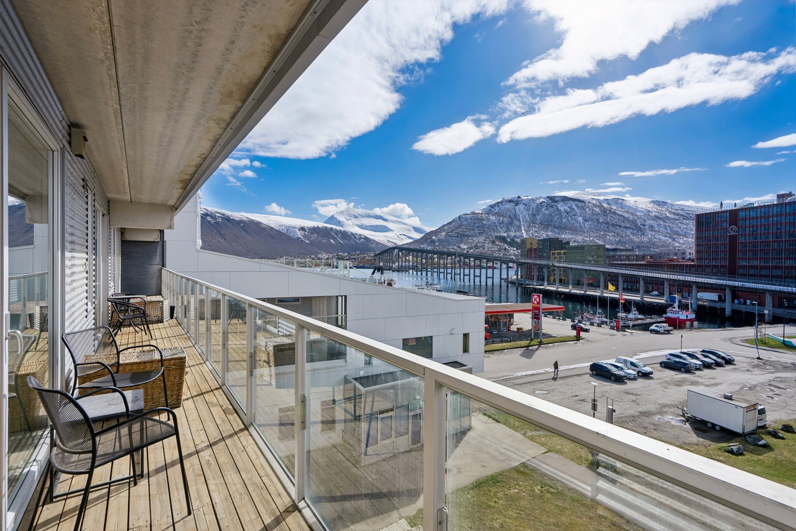 Utgang fra stue til felles balkong hvor boligens del er oppmålt til ca. 7 kvm. Galleribilde