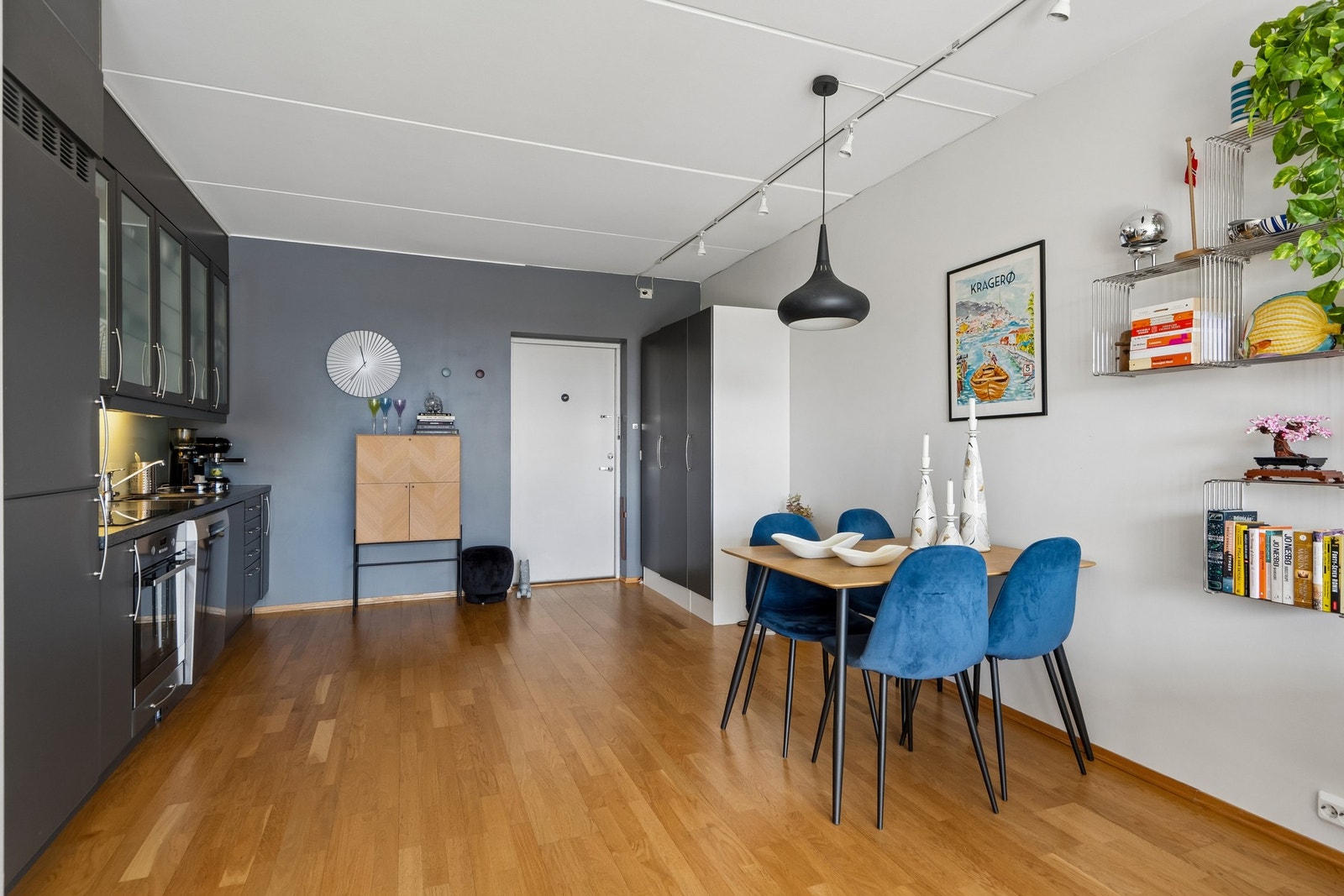 Smart løsning for garderobe og oppbevaring av ytterklær og sko. Galleribilde