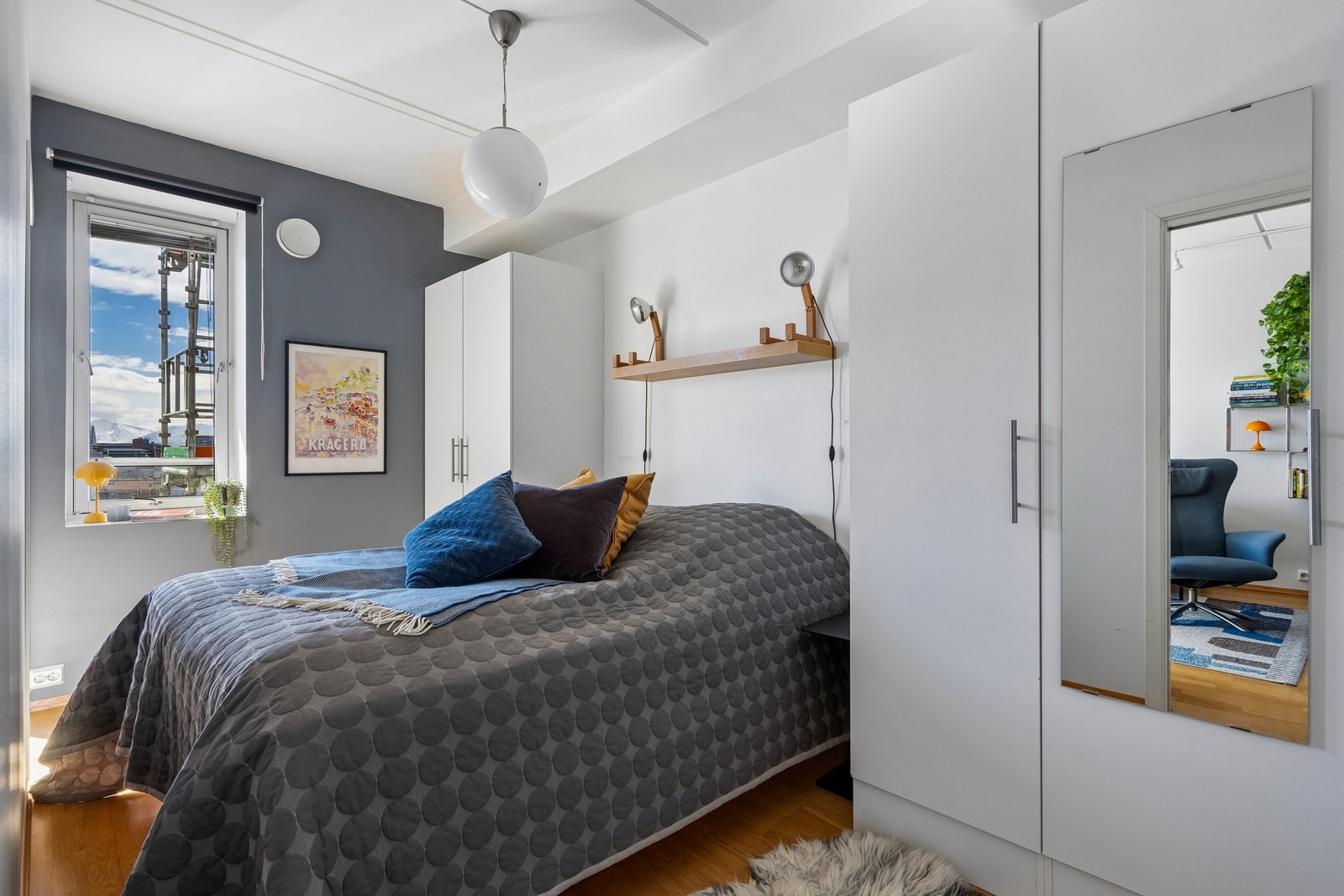 Romslig soverom som er smart innredet. Galleribilde