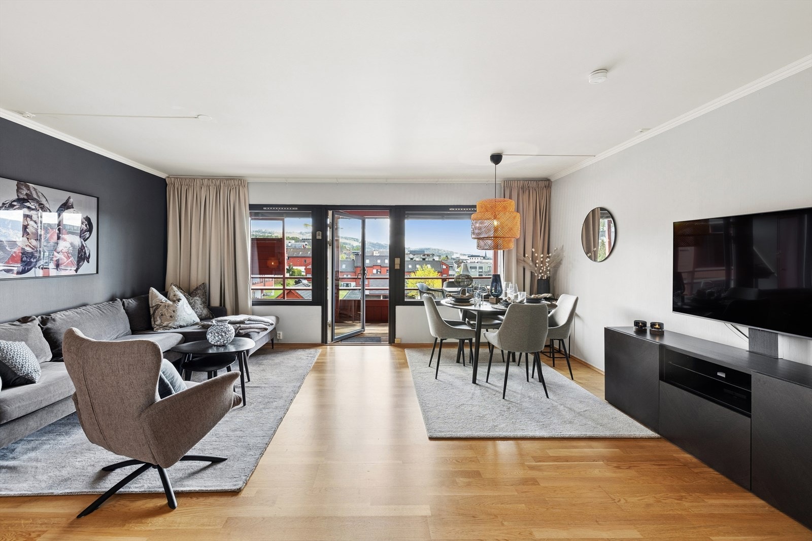 Innbydende stue med plass til sofagruppe og spisebord. Galleribilde