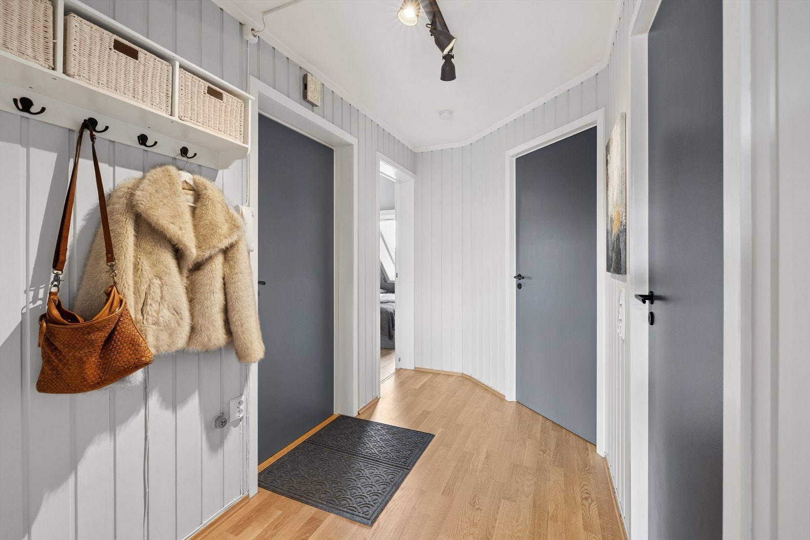 Entré/gang med plass til sko og yttertøy. Galleribilde