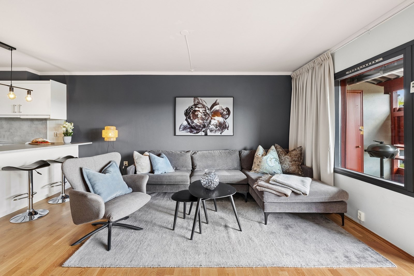 Store vindusflater slipper inn rikelig med naturlig lys. Galleribilde