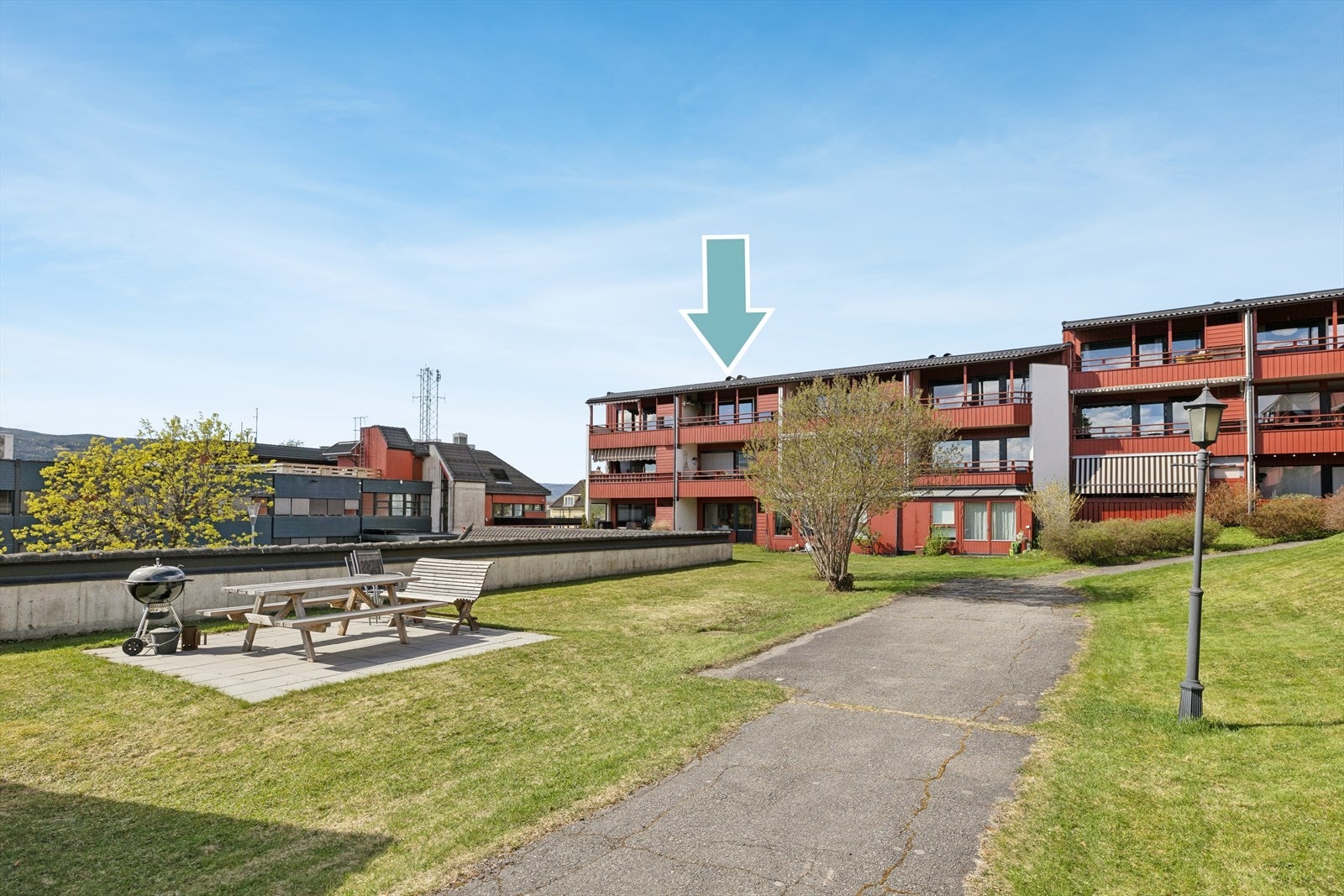 Eiendommen har en meget attraktiv beliggenhet like ved Nordre Park. Herfra har du kort vei til det meste, og det er gangavstand til nærmeste dagligvare og til sentrum. Galleribilde