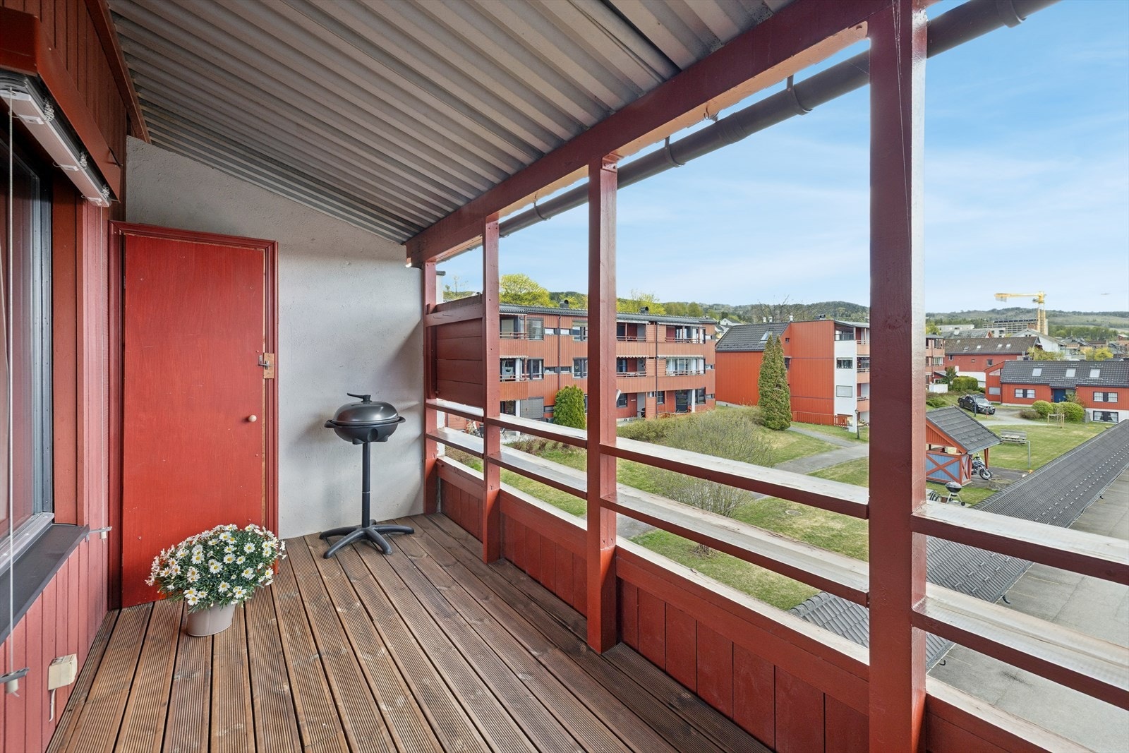 Overbygget veranda med plass til utemøbler. Galleribilde