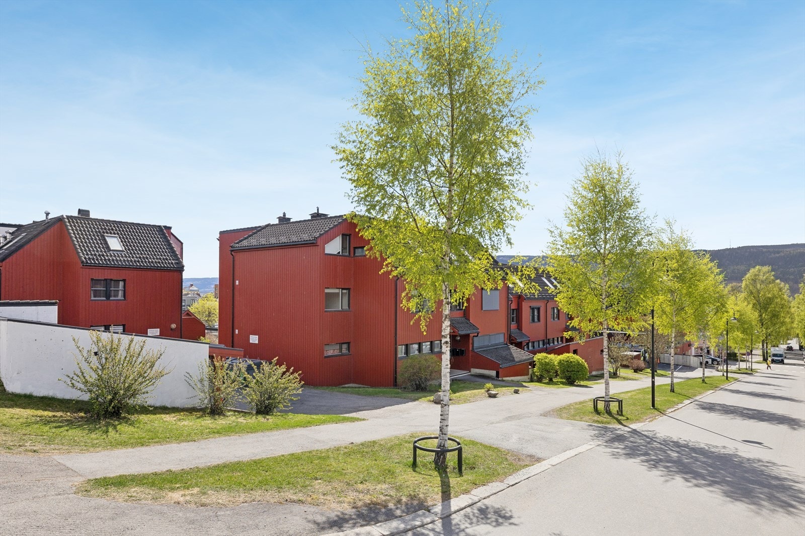 I den populære gågata som ligger innen kort gange fra boligen, finner man mange hyggelige butikker, bakeri, frisører og restauranter/kaféer m.m. Galleribilde