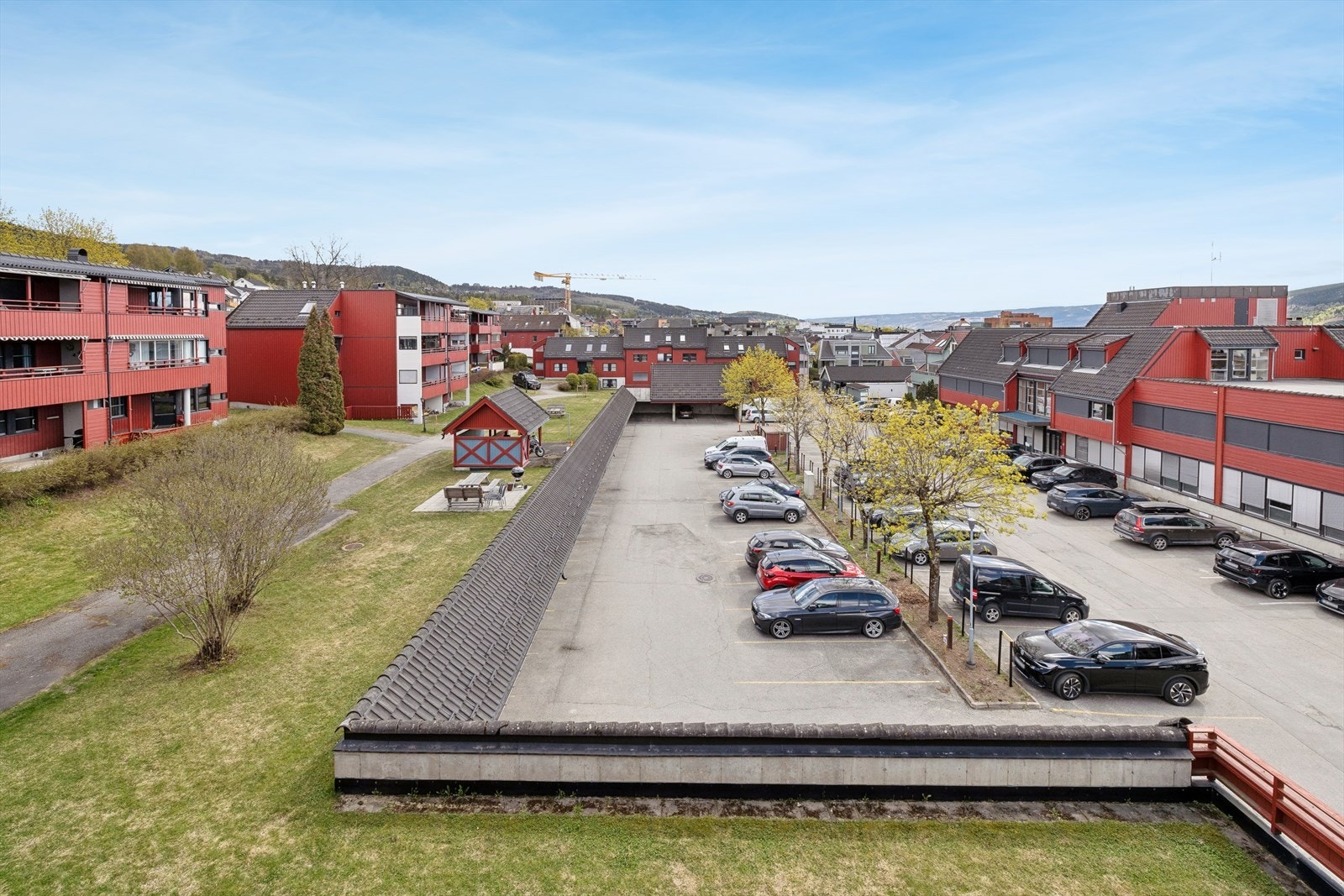 Nærmeste bussholdeplass finner du rett i nærheten, og det er få minutters gange til skysstasjonen. Galleribilde