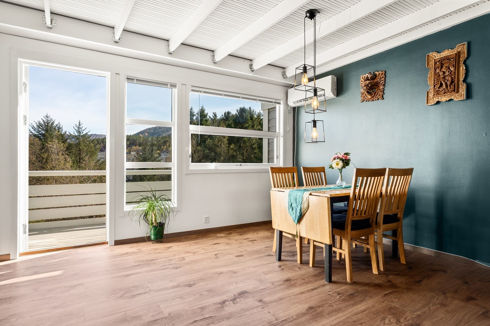 Det er utgang til en veranda på ca. 7 m² med tretrapp ned til terrasseplatting og hage. Galleribilde