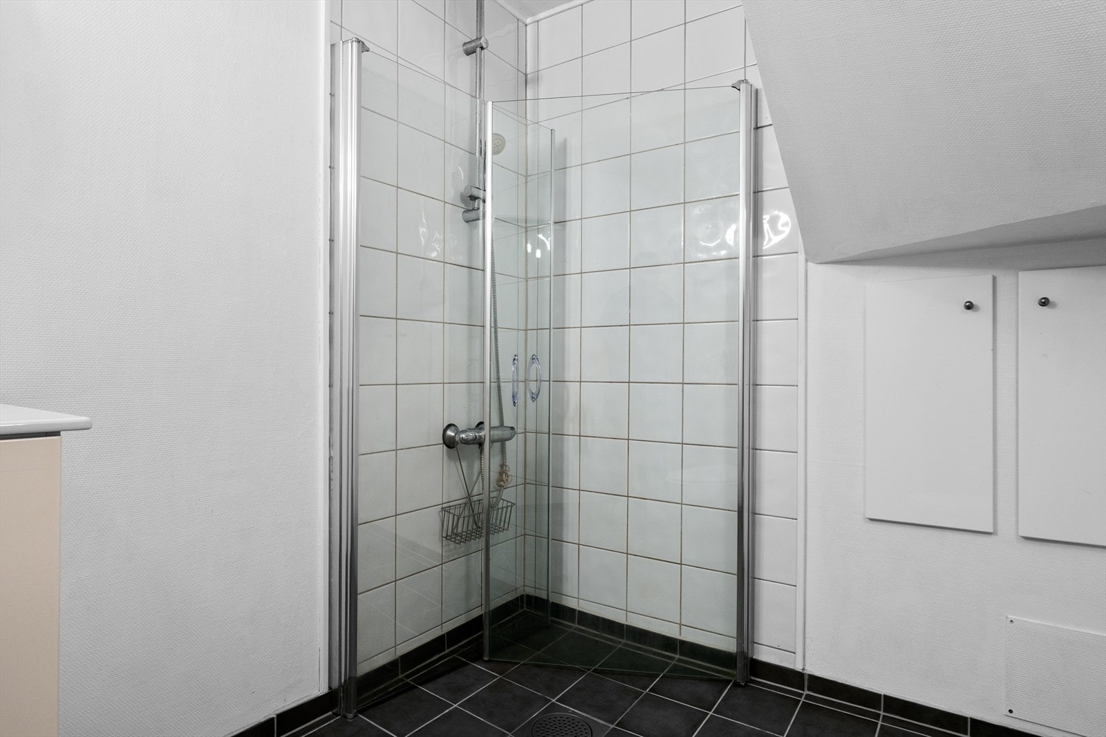 Badet er innredet med baderomsinnredning med servant, toalett og dusj. Galleribilde