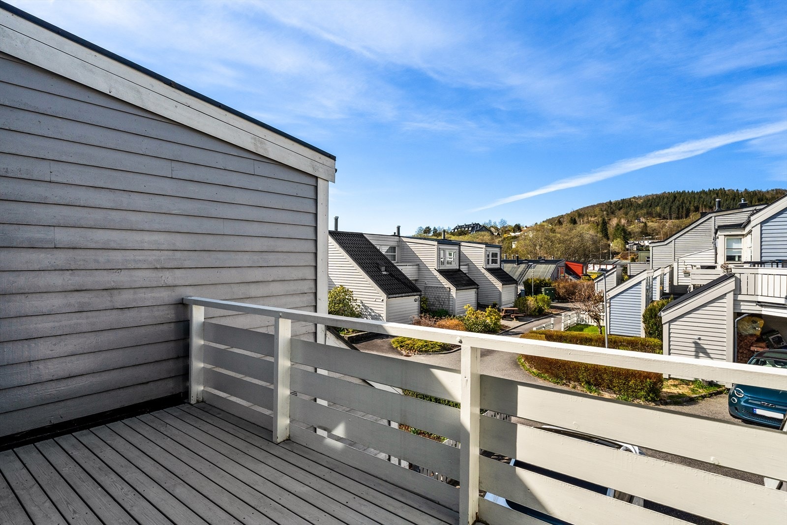 Boligen har terrasse på begge sider av boligen som gjør at man kan bevege seg etter soler. Galleribilde