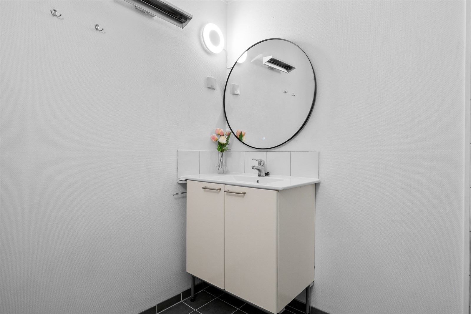 Det er fliser på gulv og veggen har fliser samt malte plater/strie. Galleribilde