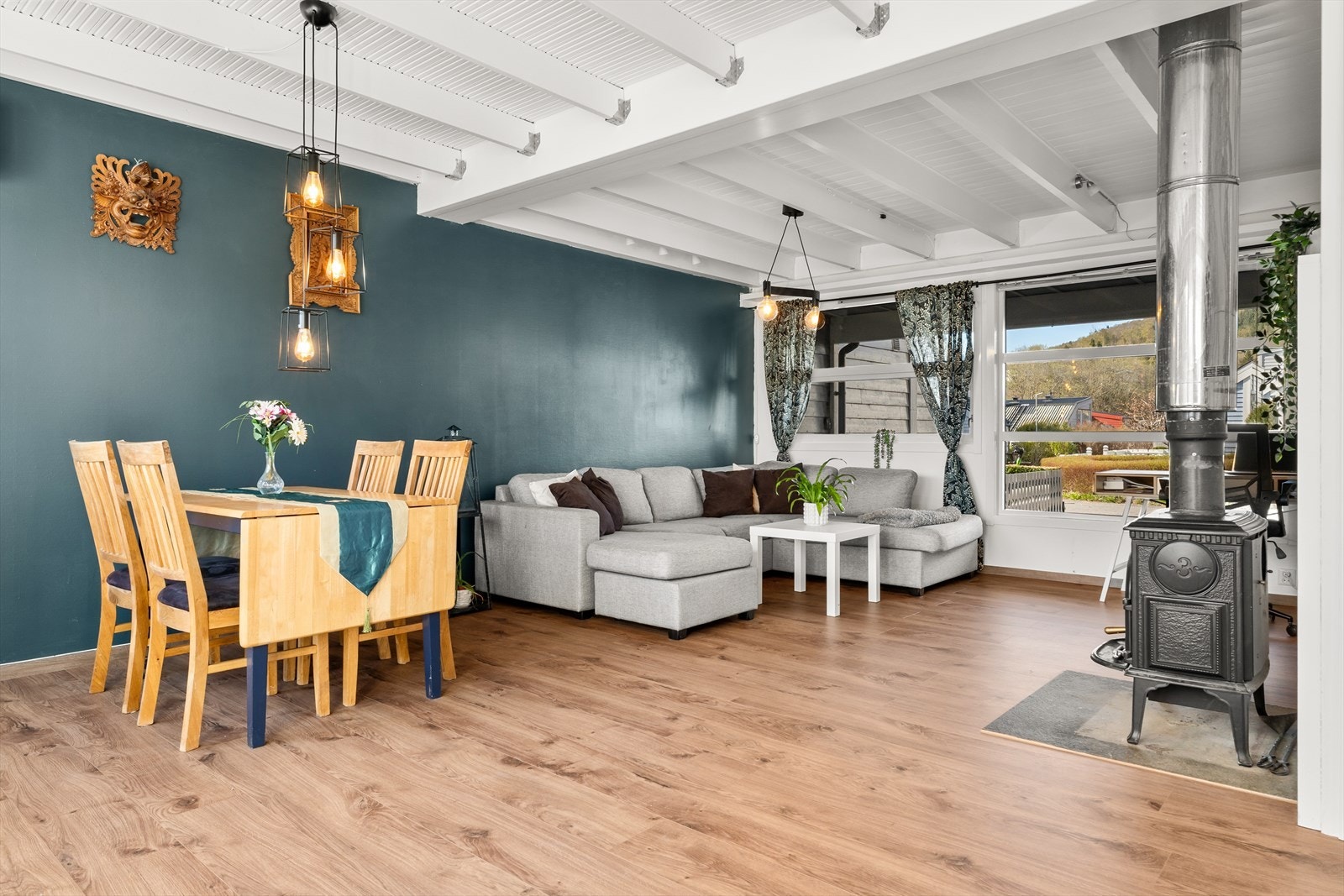 Stuen er lys og trivelig med plass til sofagruppe- og spisebord. Galleribilde