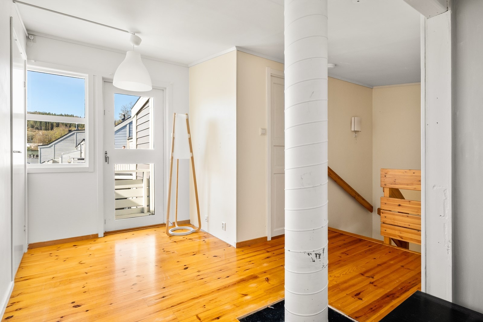 Fra loftsetasjen er det utgang til en nordvendt veranda på ca. 7 m². Galleribilde