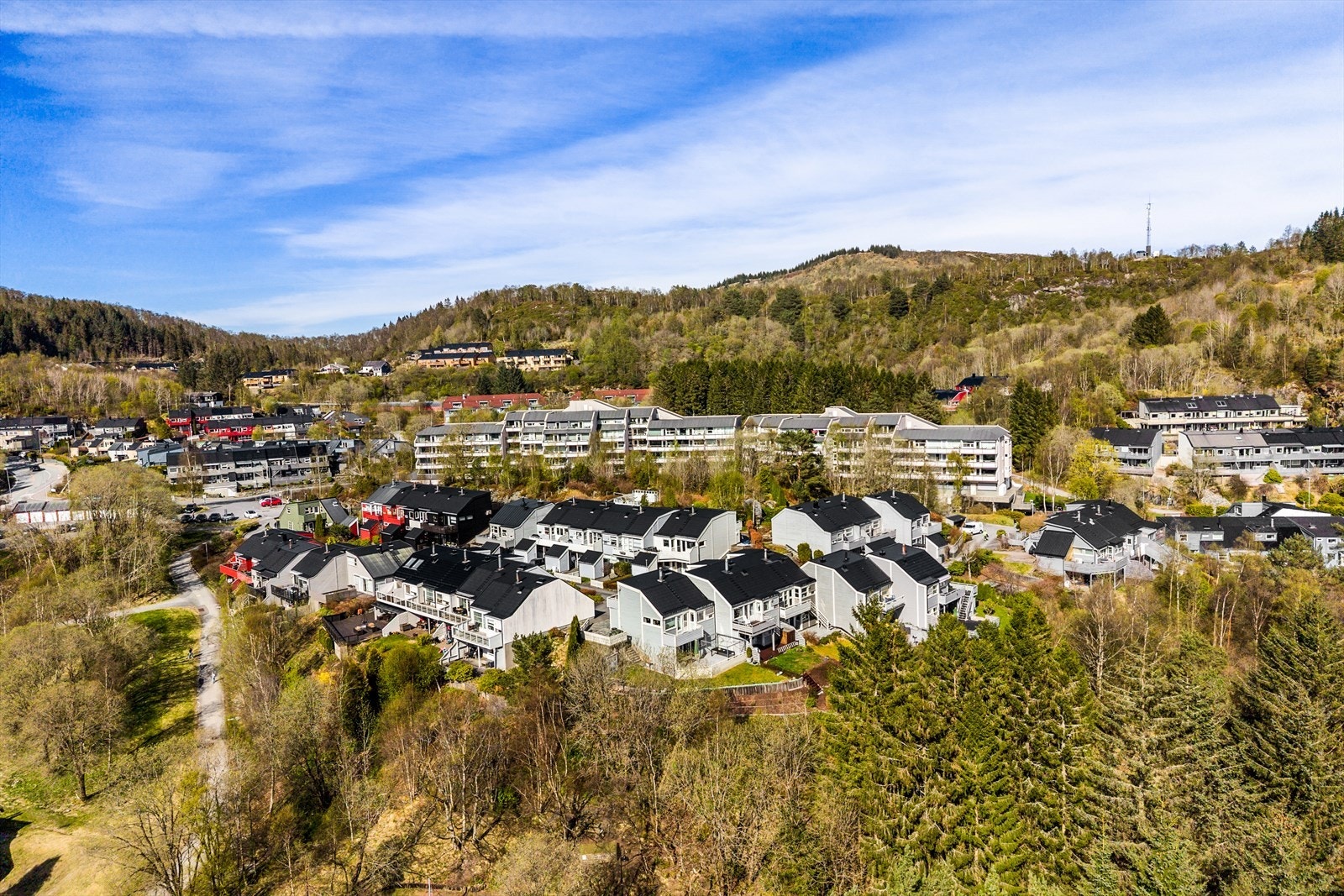 Boligen har en praktisk og attraktiv beliggenhet, perfekt for både hverdagsliv og fritidsaktiviteter. Galleribilde