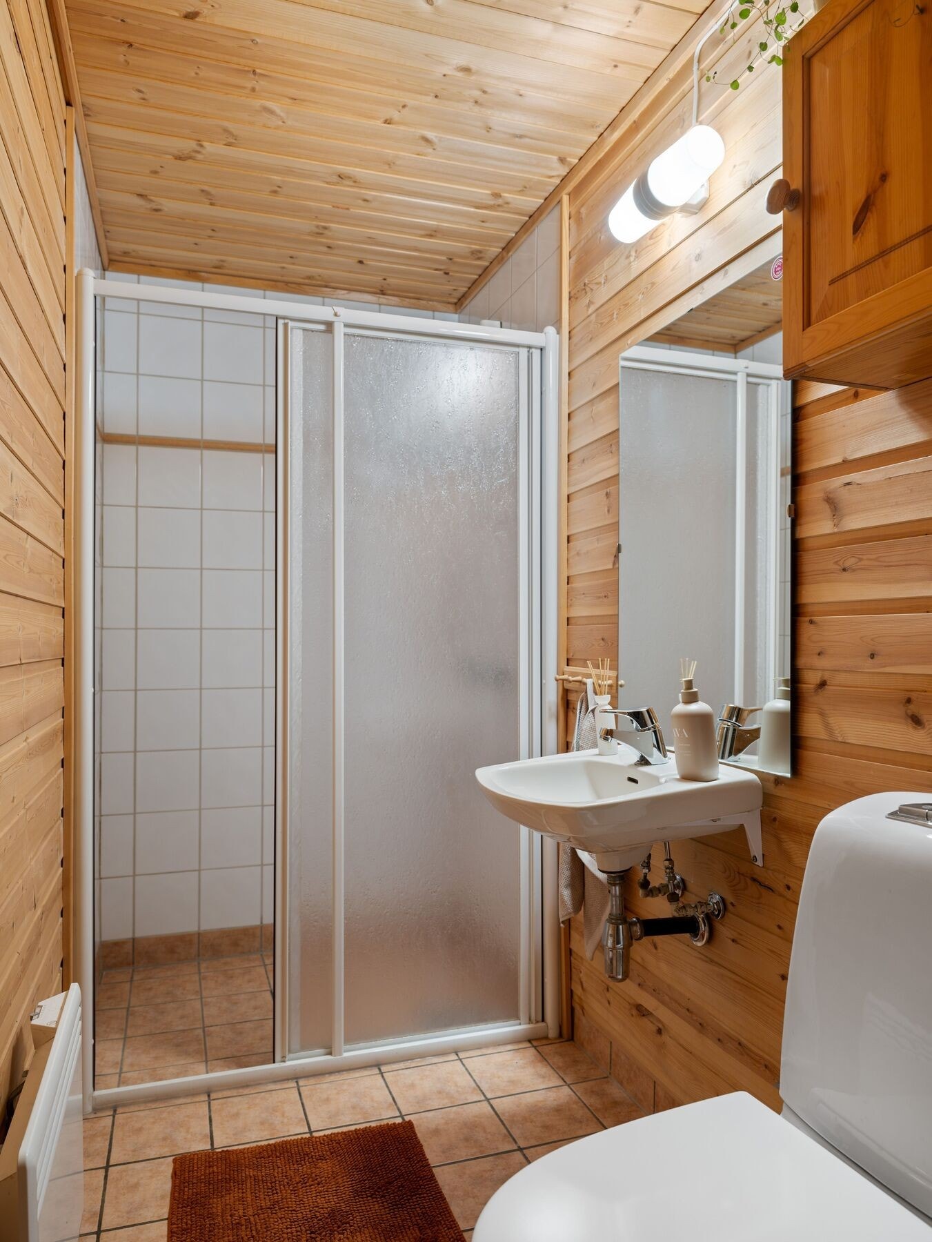 Det andre badet befinner seg i kjelleren og har flislagt gulv, nyere toalett, dusj og servant. Galleribilde
