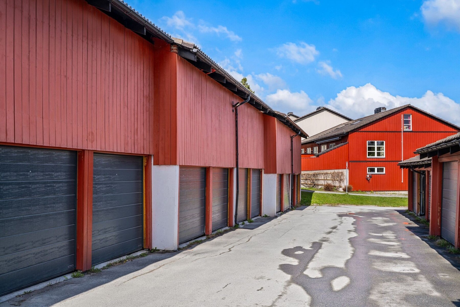 Det medfølger fast plass i garasje med lader. Garasjeporten er av nyere dato. Galleribilde