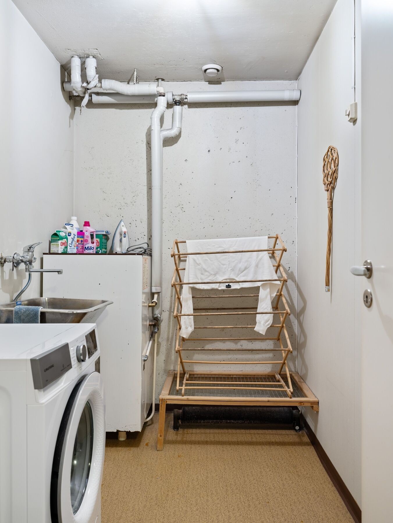 Praktisk vaskerom utstyrt med opplegg for vaskemaskin og utslagsvask. Galleribilde