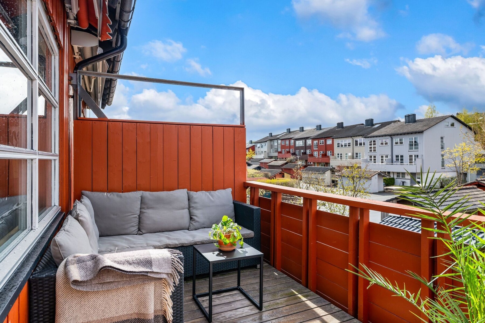 Herlig terrasse på 10,3 m² som nyter godt av gode solforhold. God plass til ønsket utemøblement som sittegruppe og grill. Galleribilde
