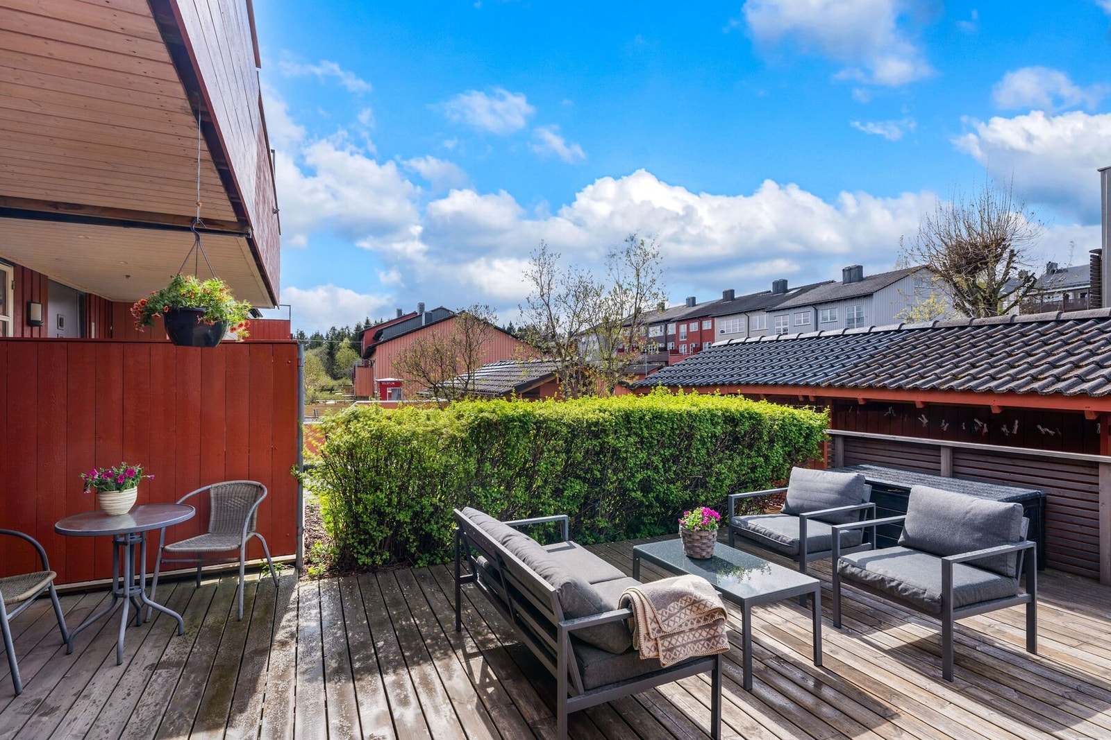 Ved inngangspartiet har man en stor platting på 26,3 m² fra 2019/20. Galleribilde