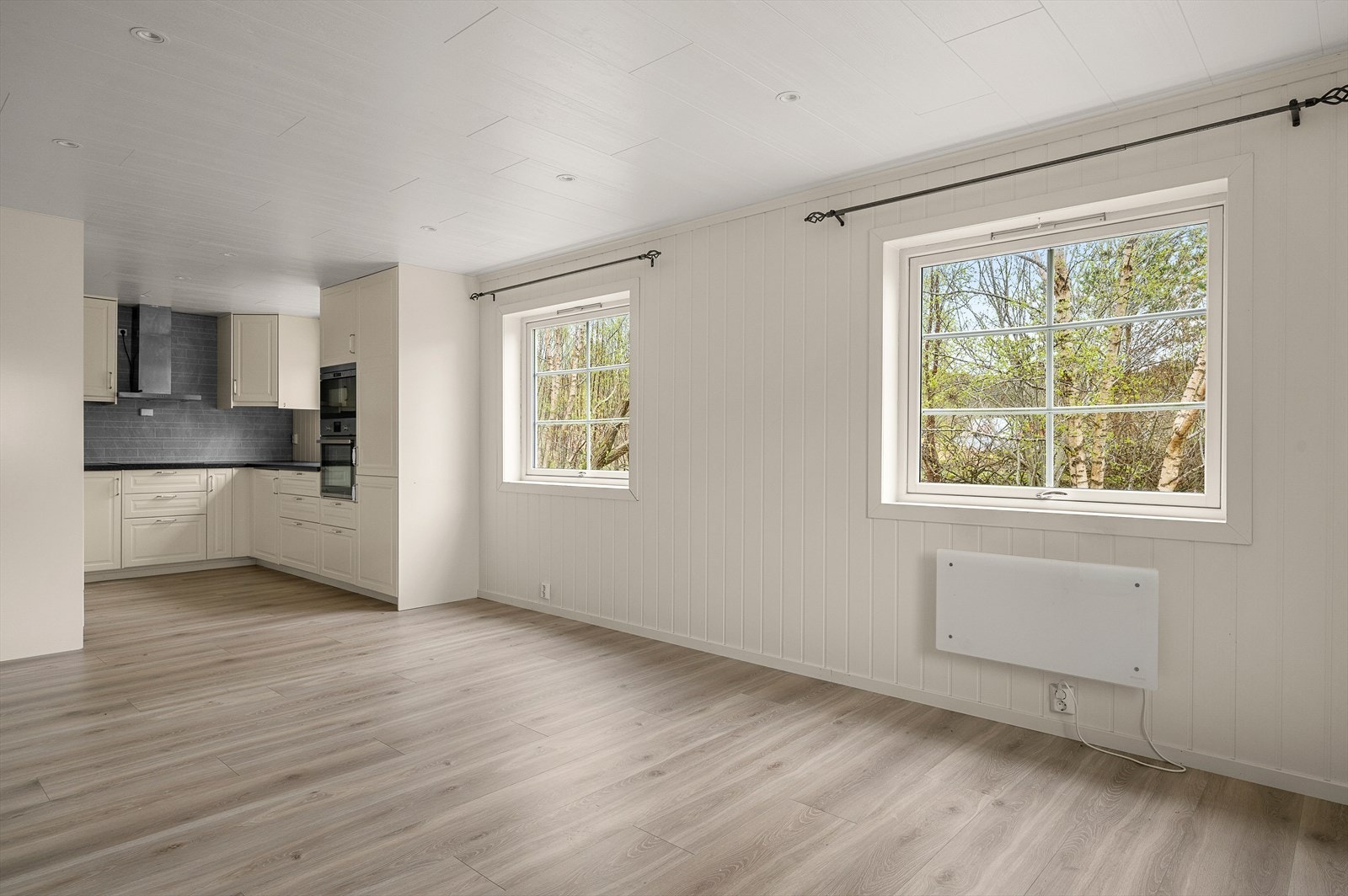 Stuen har flere store vindusflater som sørger for godt med naturlig lys-innslipp. Galleribilde