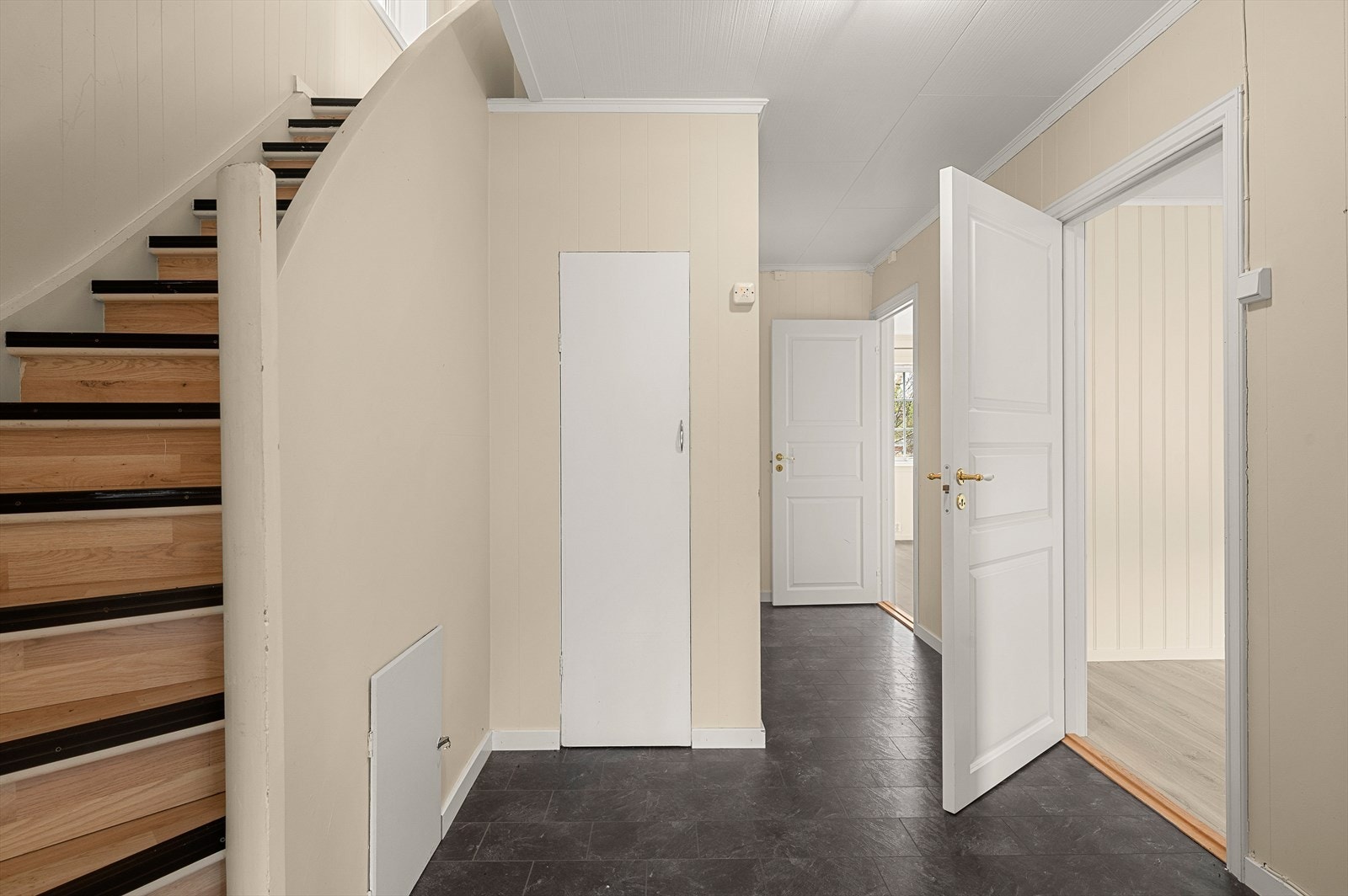 Boligen er over 3 plan og har godt med lagringsplass i loftsetasjen og kjelleren. Galleribilde