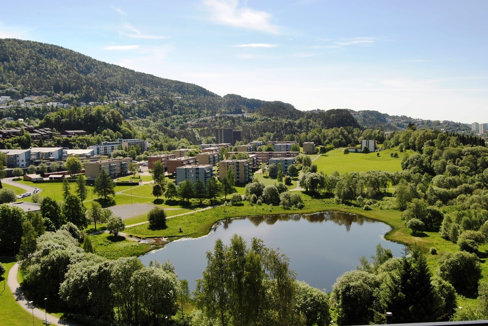 Fyllingsdalen blir kalt den grønne bydelen av en grunn. Mange flotte turmuligheter i lavlandet og opp i høyden på de omkringliggende fjellene. Galleribilde