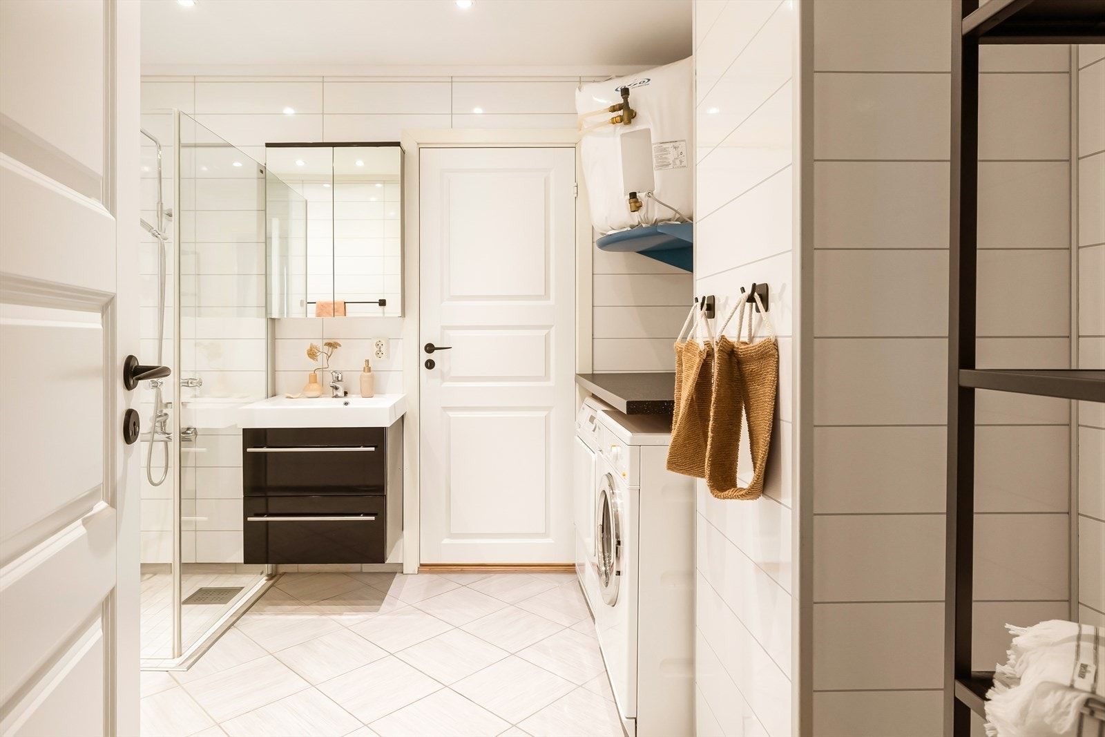 Det er tilkomst til badet fra både gangen og direkte fra det ene soverommet. Galleribilde