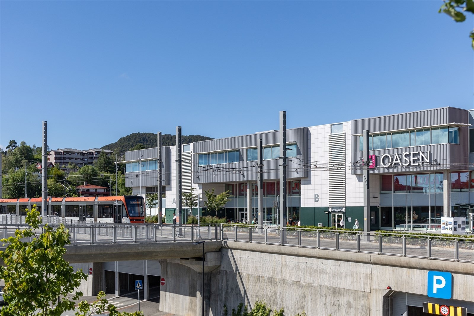 Oasen kjøpesenter har det meste du behøver av shopping- og servicetilbud, og her finner du butikker, spisesteder, Vinmonopol og treningssenter. Galleribilde