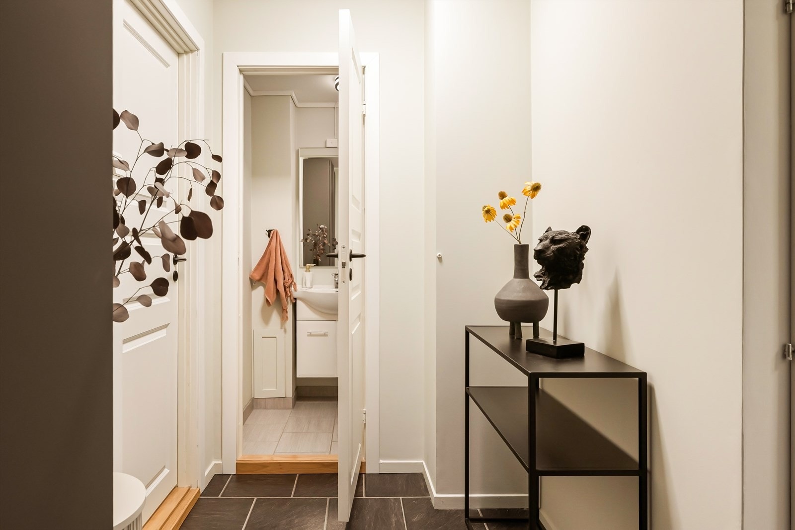 Fra gangen er det tilkomst til ett soverom, toalett, bad og inn til stuen. Galleribilde