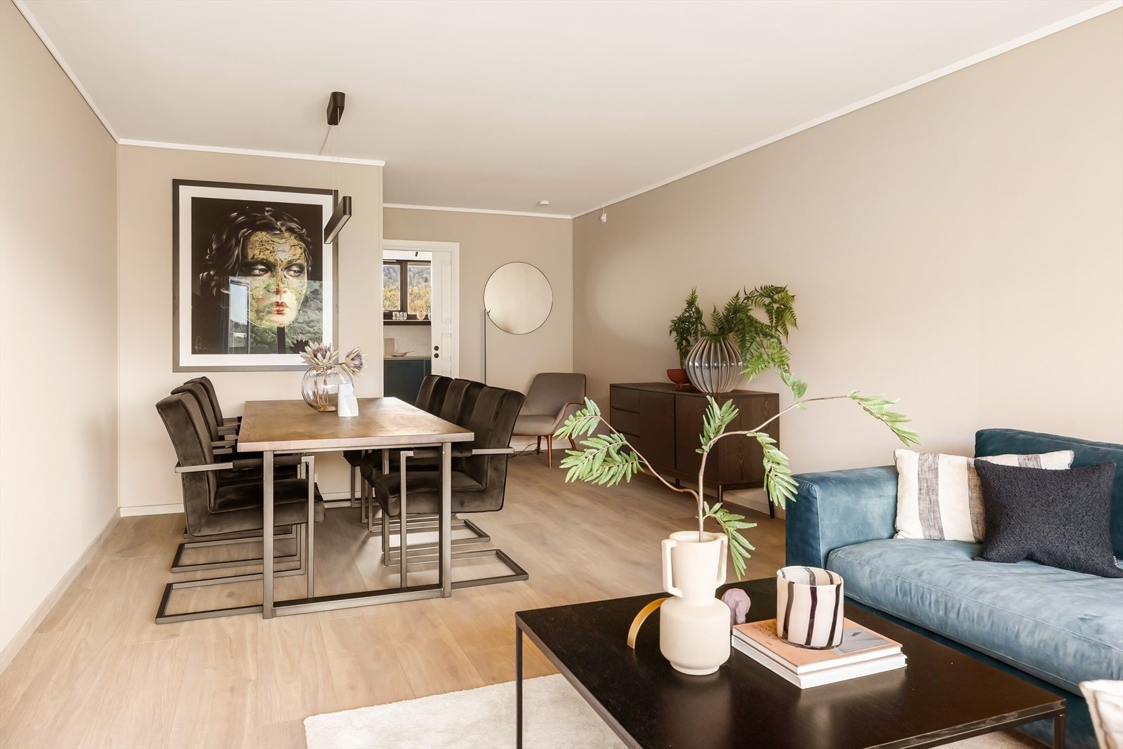Stuen er romslig og luftig med god plass til stor sofa og et godt spisebord som rommer vennegjengen på besøk. Galleribilde
