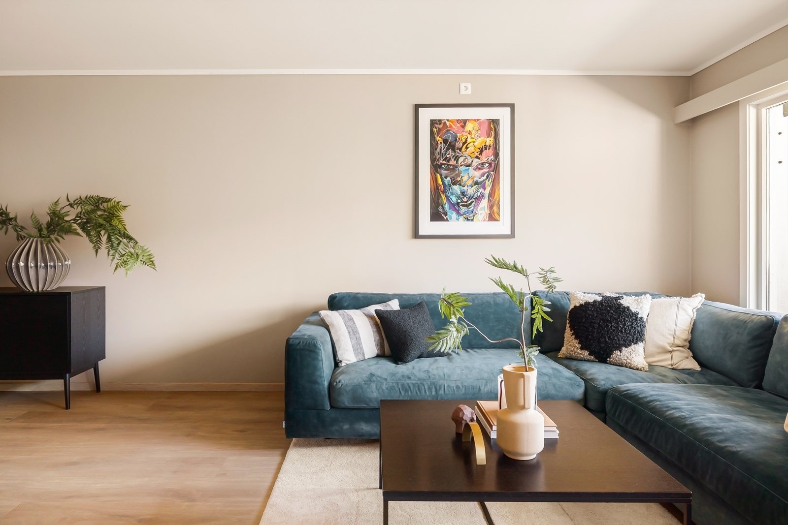 Det er ingen problemer å ha stor sofa i dette rommet, så her er det bare å benke seg for seriemaraton. Galleribilde