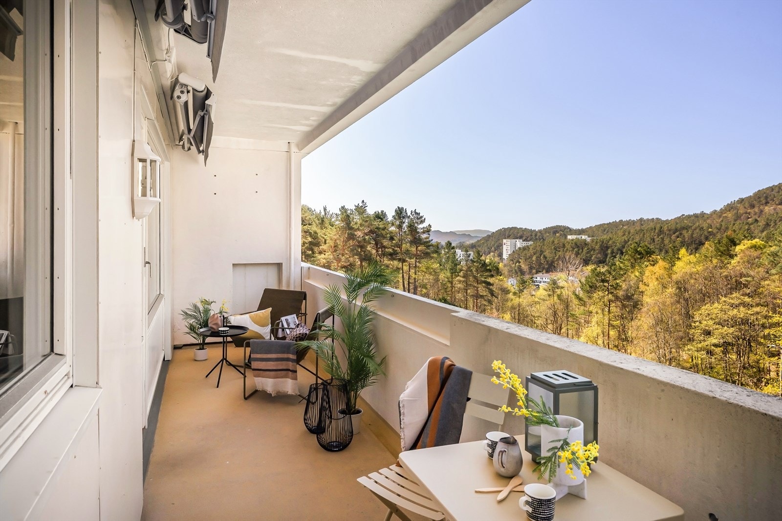 Verandaen er på 11 kvm, og er riktig vendt i forholdt til sol fra midt på dagen til kveldssolen tar over om sommeren. Galleribilde