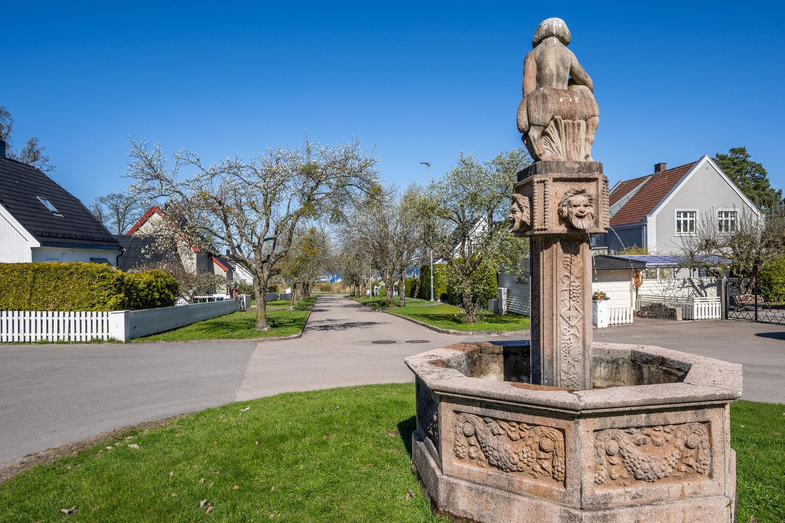 Attraktiv beliggenhet rett ved "Lykkebrønnen" og i allèen - huset ligger til høyre og båthavna i enden av veien Galleribilde