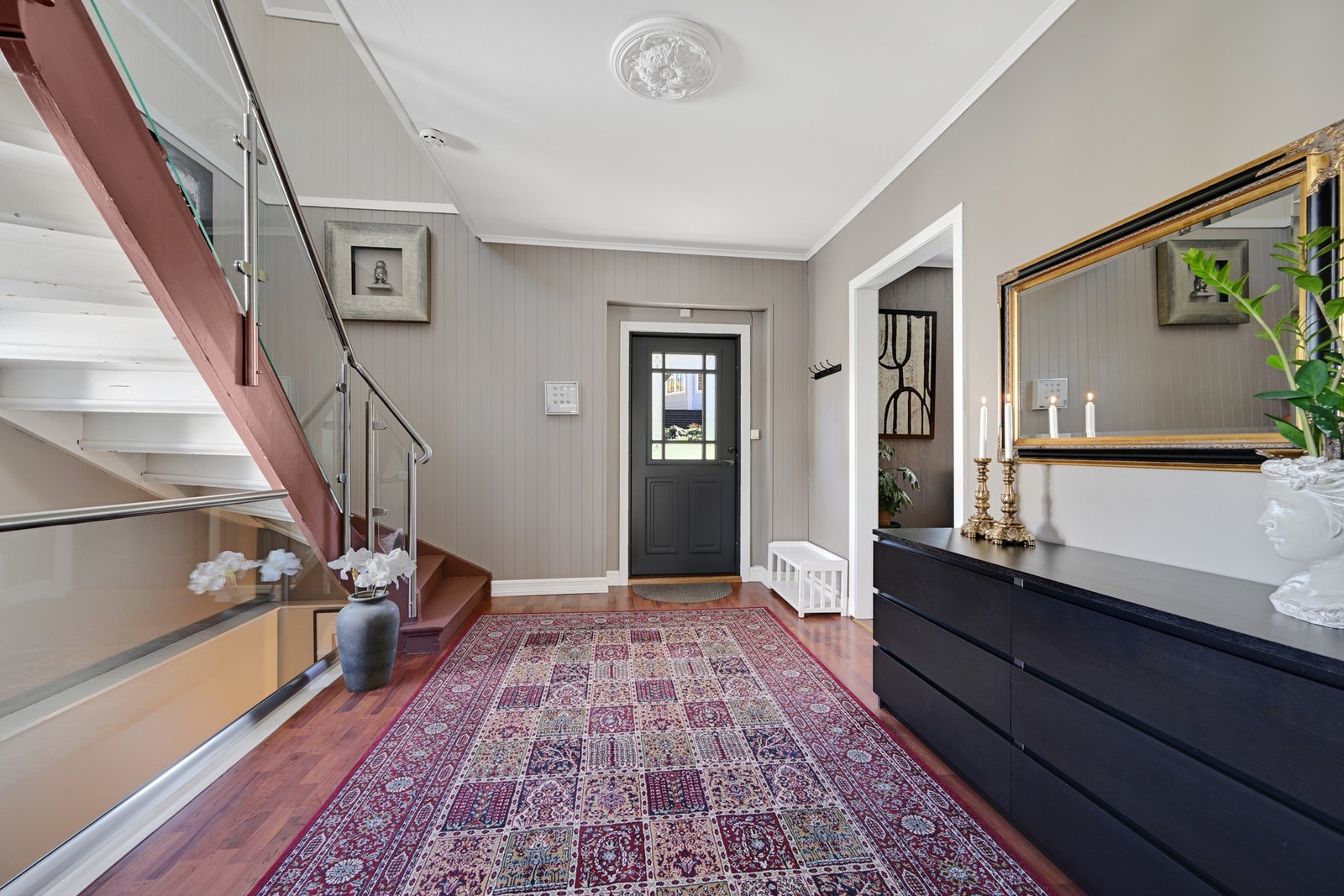 Nymalt og romslig hall Galleribilde